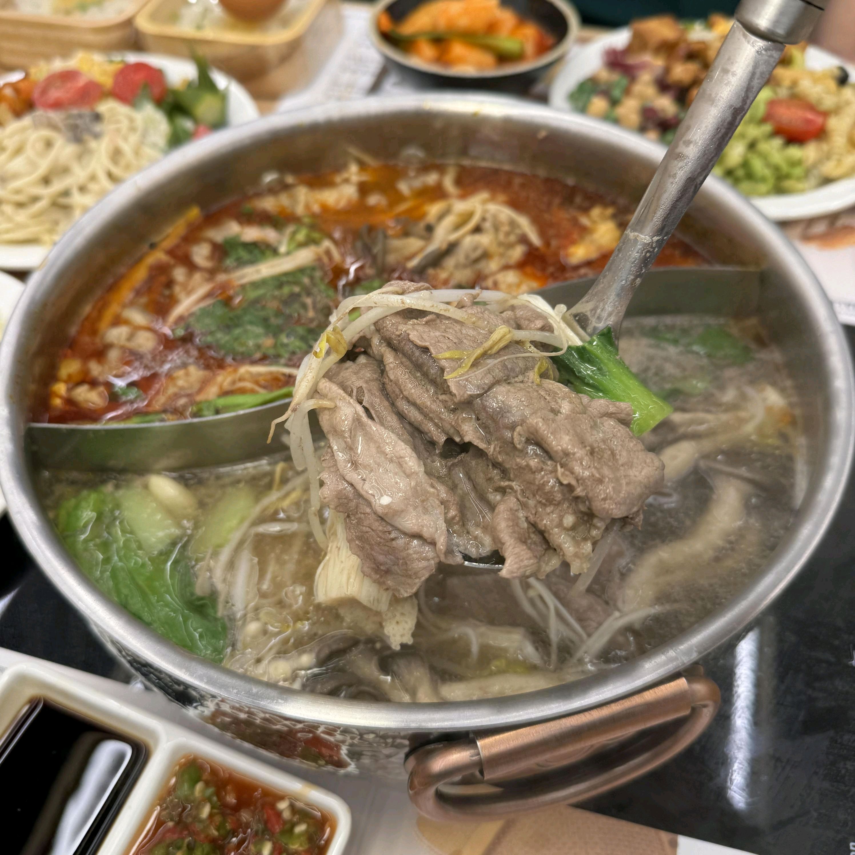 깔끔하고 넓은 자리에서 샤브샤브 먹을 수 있어서 좋아요. 가족들이랑 와도 편하게 식사할 수