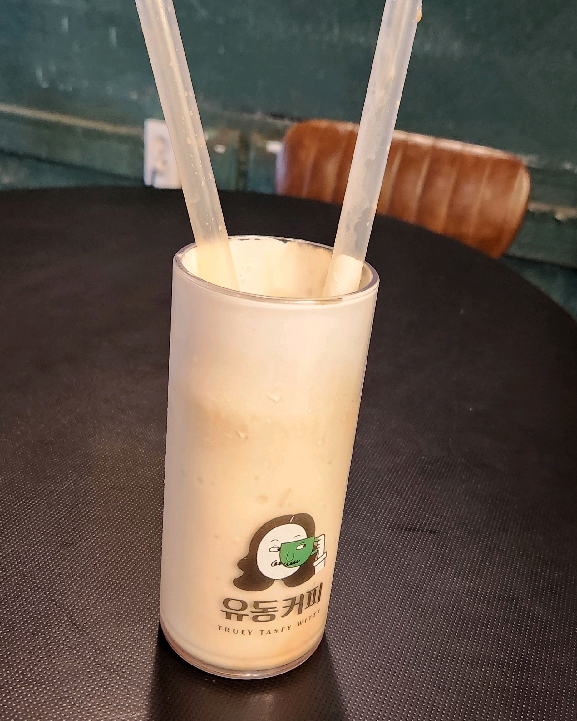 시그니처 커피도 맛있고 분위기도 힙합니다. 직원들도 친절하고 좋아요! - 제주 맛집 유동커피