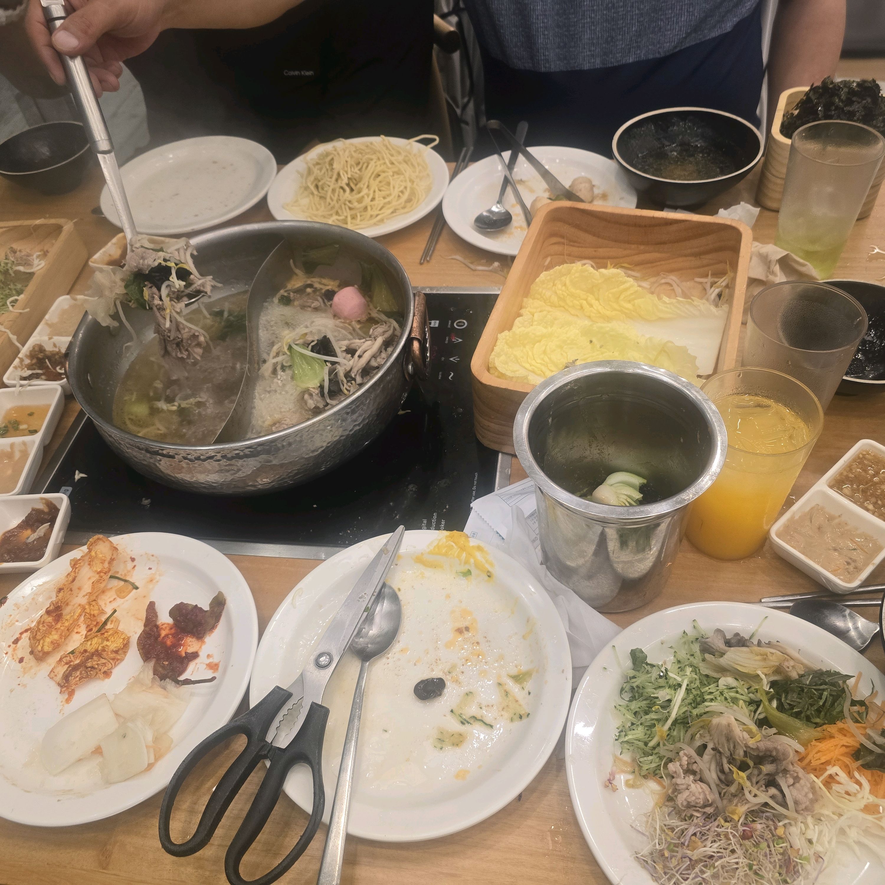맛있게 먹느라 사진찍는 것도 잊었어요. 샐러드도 다양하고 아이들이 너무 잘 먹네요 - 부산 화명동 맛집 샤브올데이 부산화명점