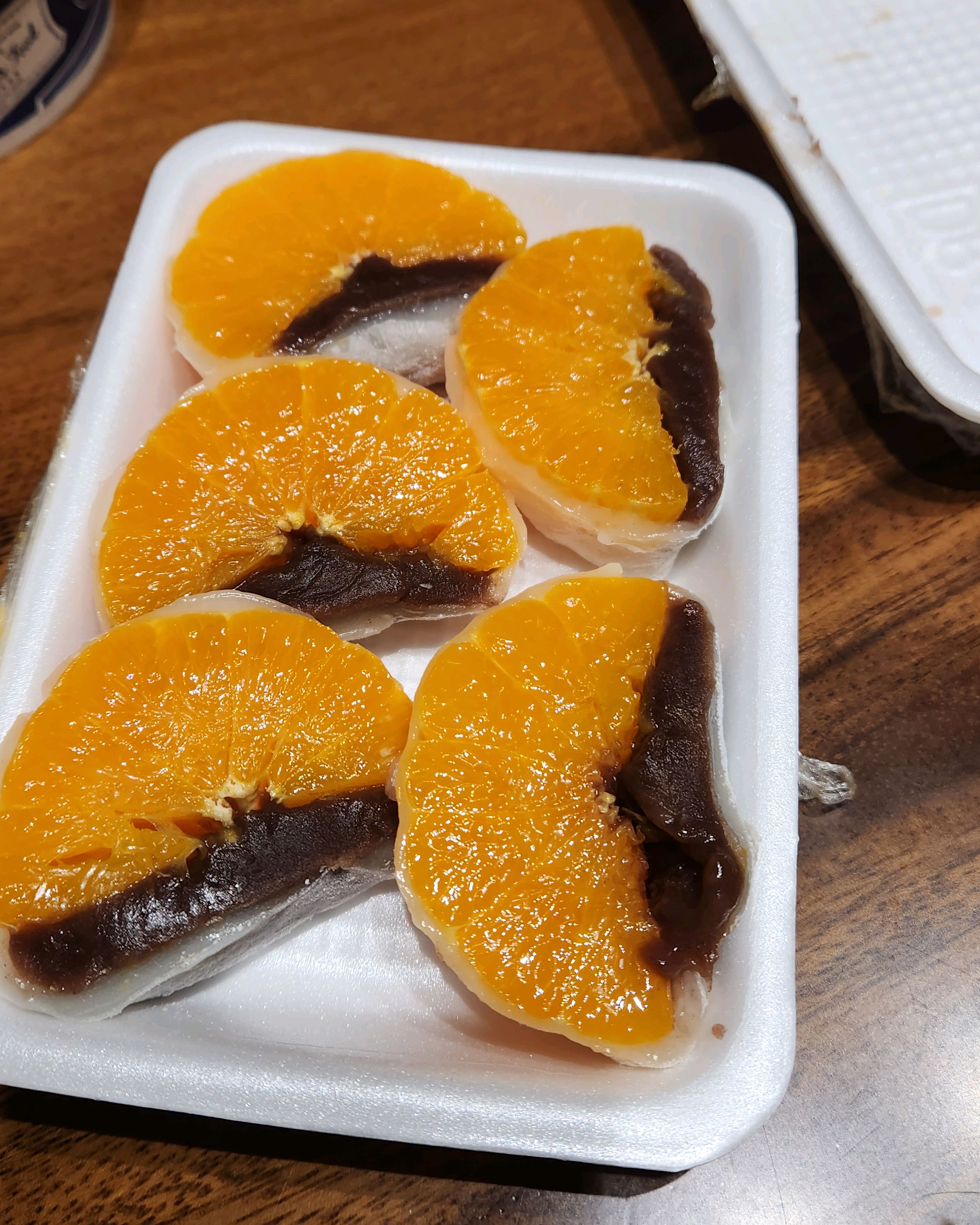 맛은 그냥 한라봉+찹쌀모찌 합친맛이고 특별한 맛아닙니다.  그나저나 한팩에 5개네요...