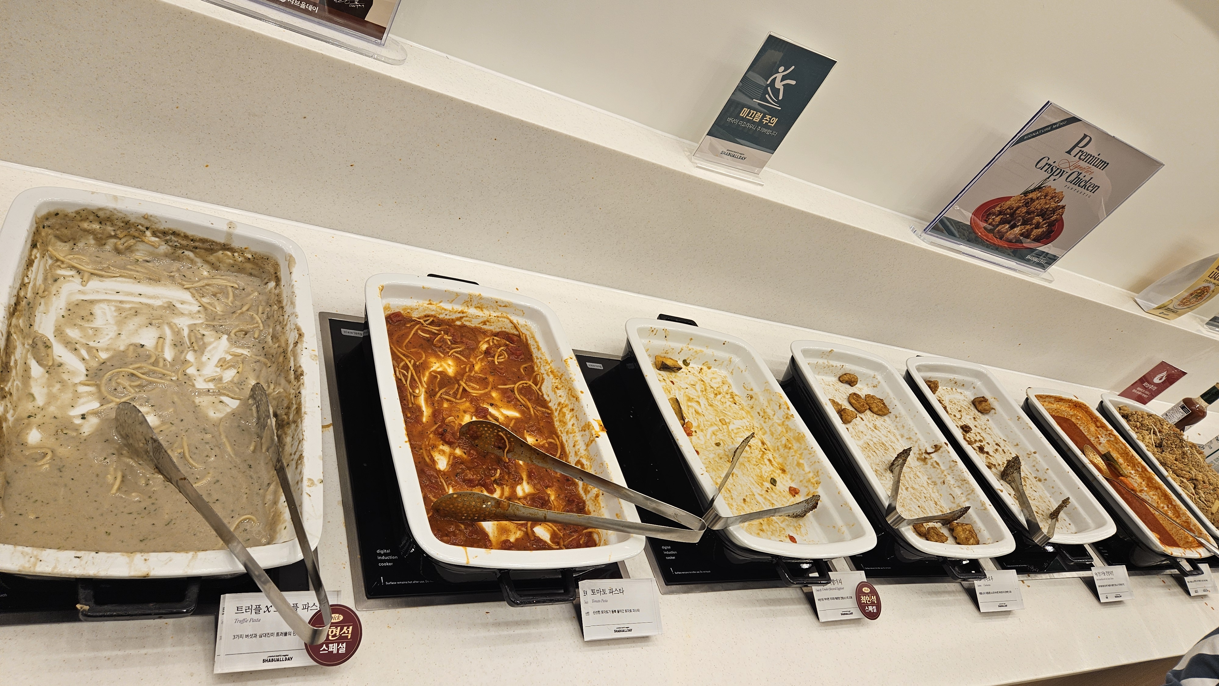 음식은 너무 맛있고 넓고 쾌적하고 깨끗해요 초반이라서 인원에 음식이 속도가 못따라가기는 해