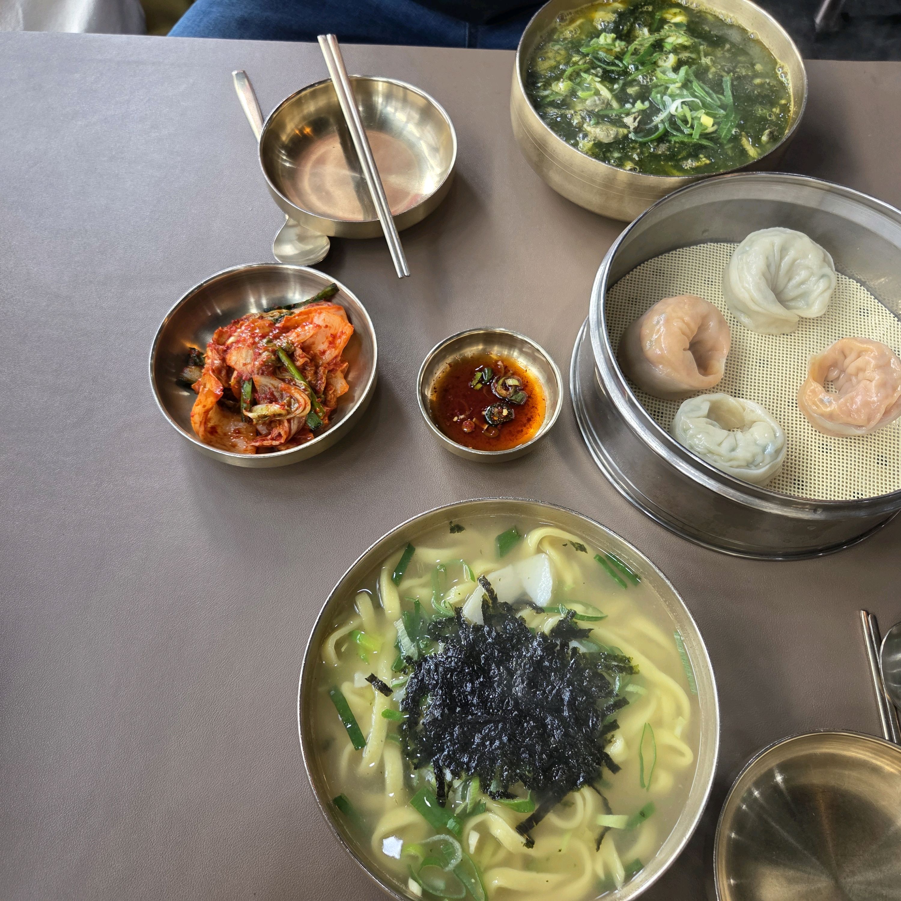 비오는날은 칼국수죠😄😁 아이랑 늘 맛있게 먹는 종로제면소에요~ 칼국수도 만두도 넘 맛있습니
