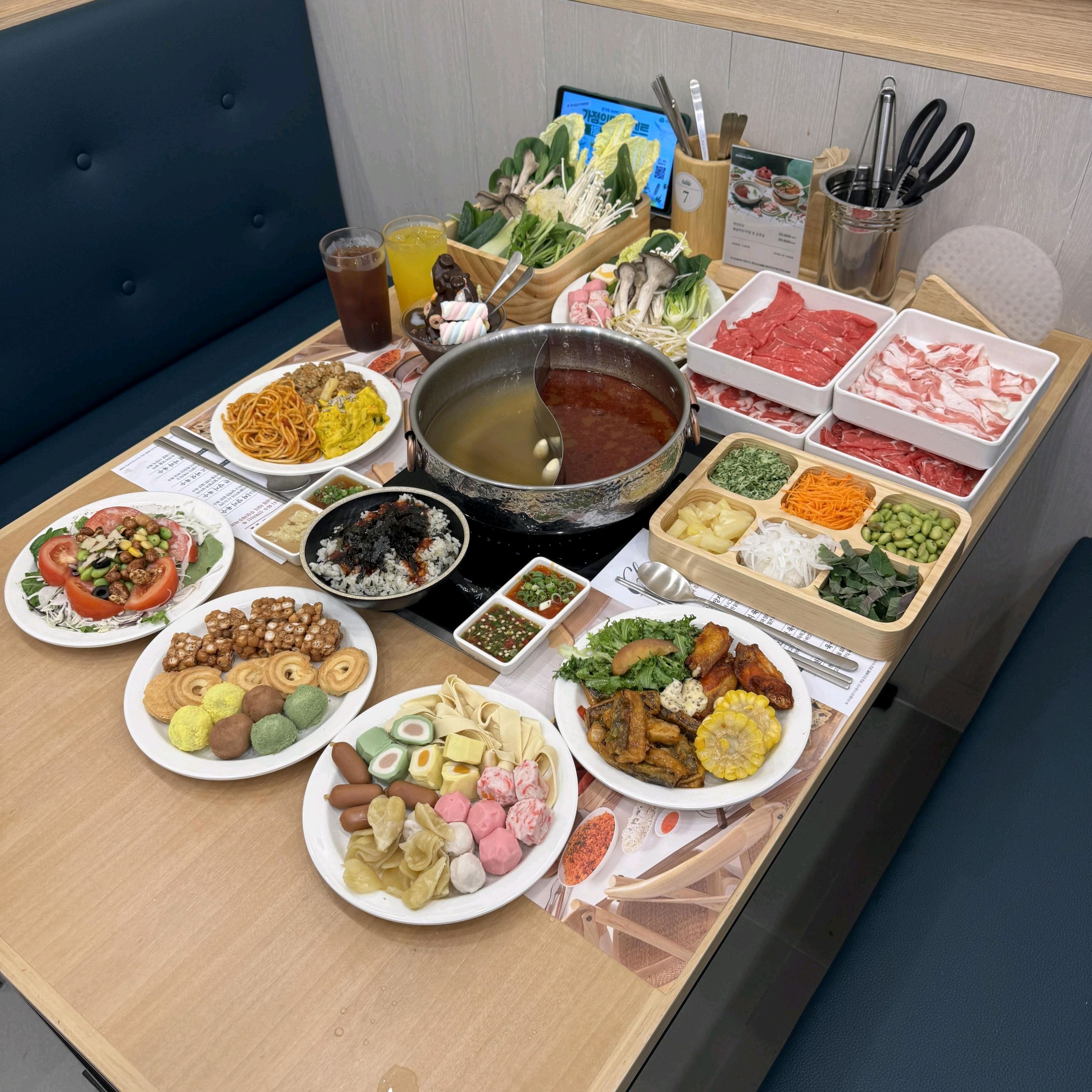 질 좋은 소고기와 다양한 야채가 조화로운 맛이 일품이네요 여자친구랑 함께 방문했는데 무제한