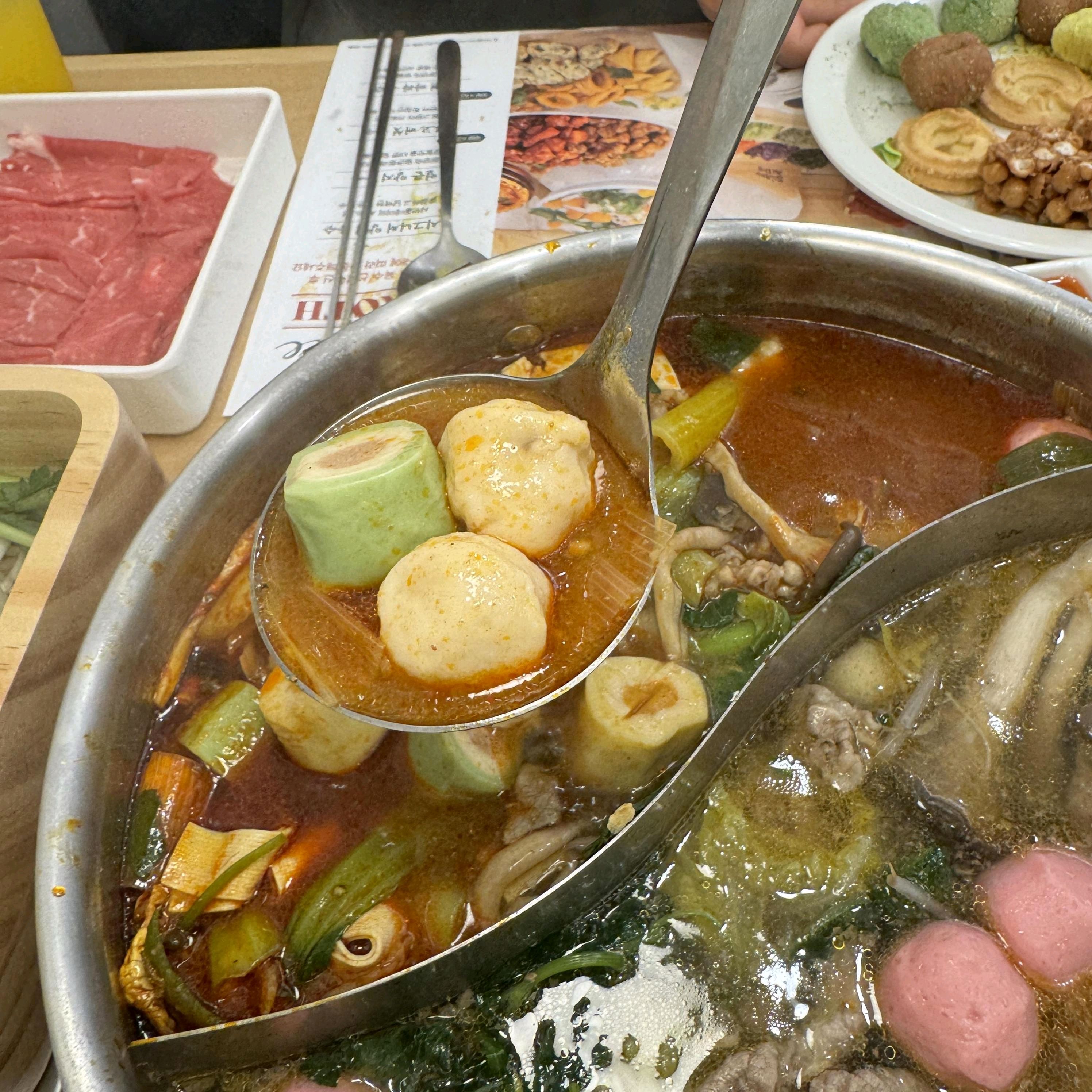 프리미엄 소고기로 샤브샤브가 정말 맛있었어요. 샐러드바도 종류가 다양해서 좋았고 양지가 특