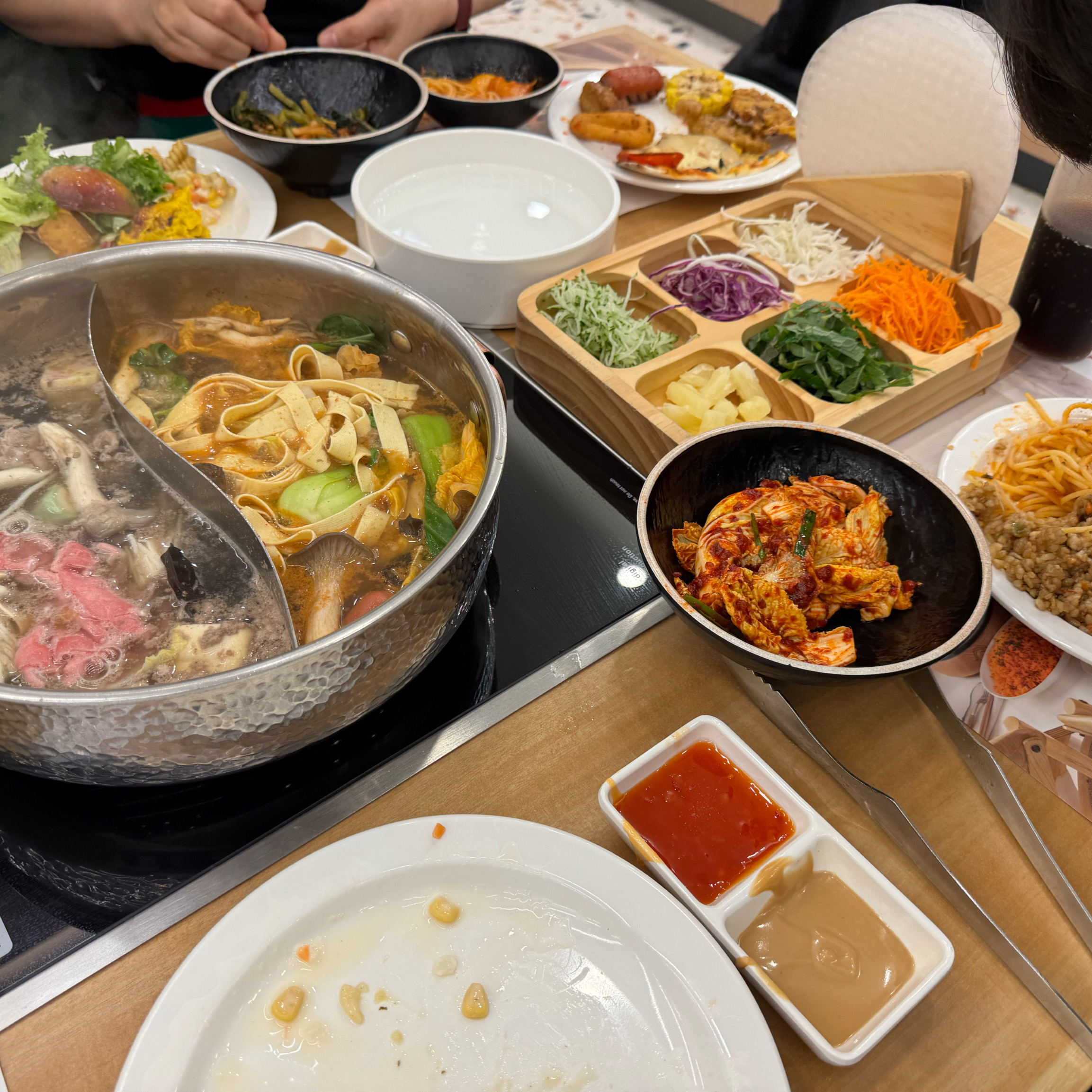 직원분달 모두 친절하시고 편안한 분위기에서 식사하였습니다 - 일산 화정 맛집 샤브올데이 고양화정점