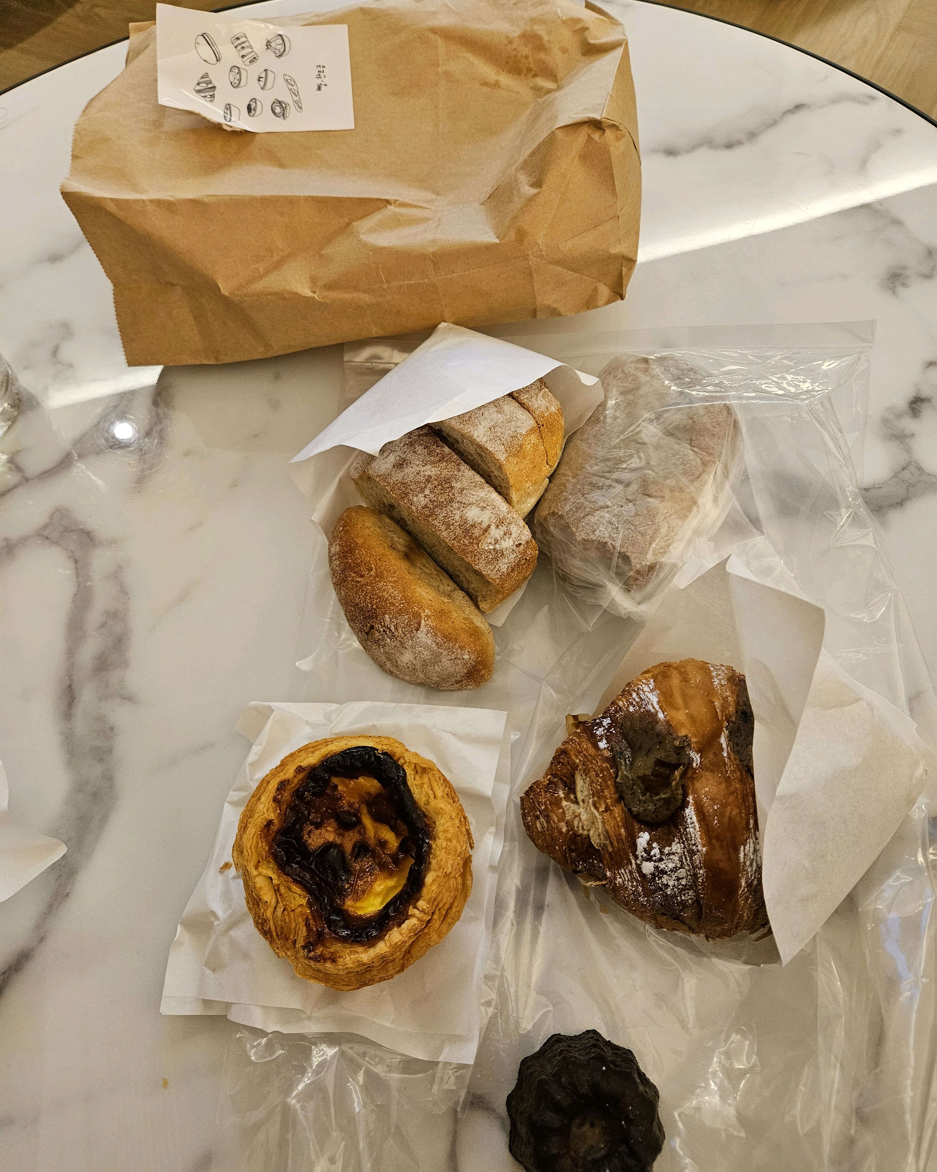 🩷 까눌레 역시 맛나요 그리고 얼그레이크로와상 크림이 미쳤어요 다음에 또먹을려구용 그리고 