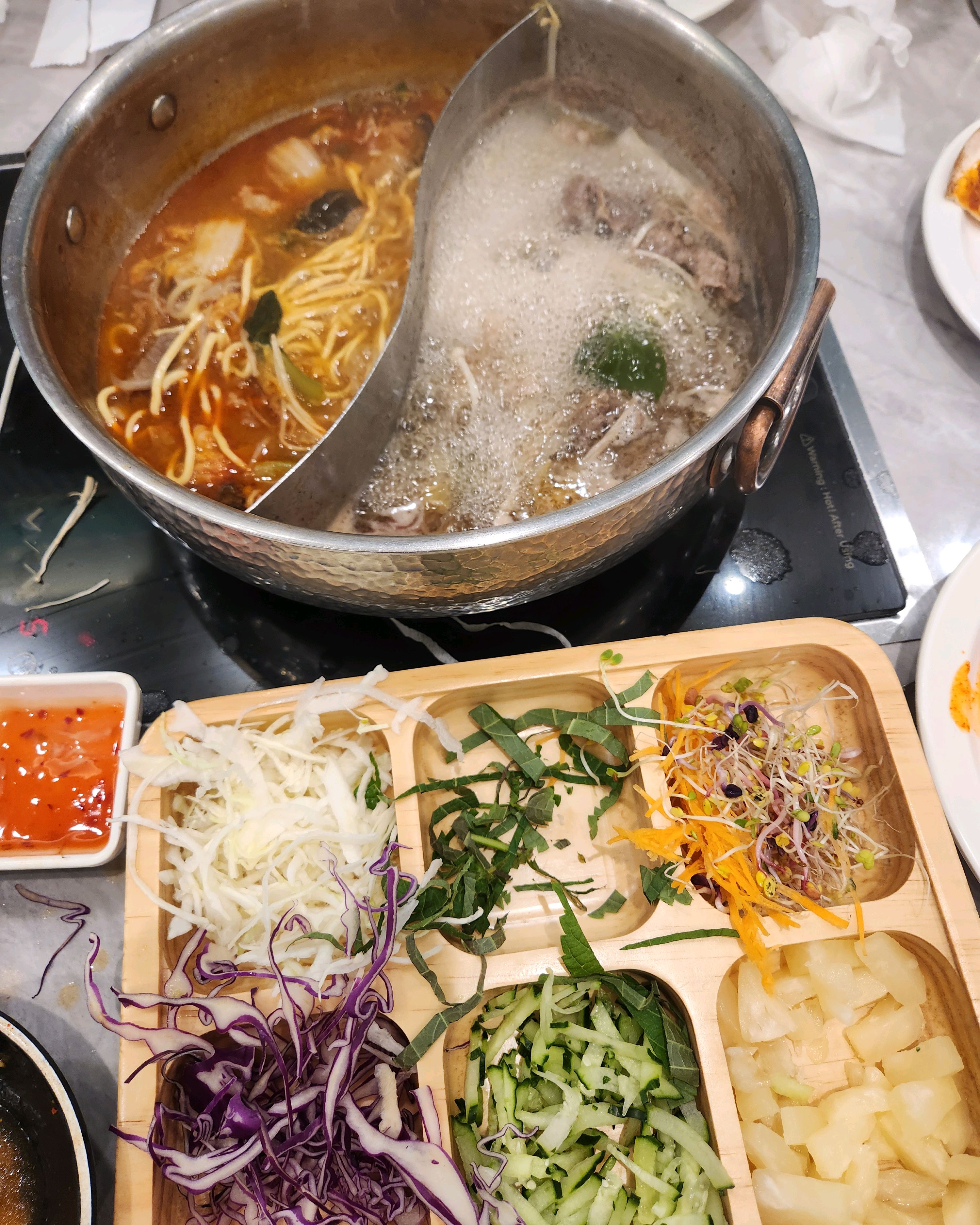 음식 종류도 많고 깔끔합니다. 연휴라 사람이 너무 많아 대기 시간이 좀 길어졌어요~그래도