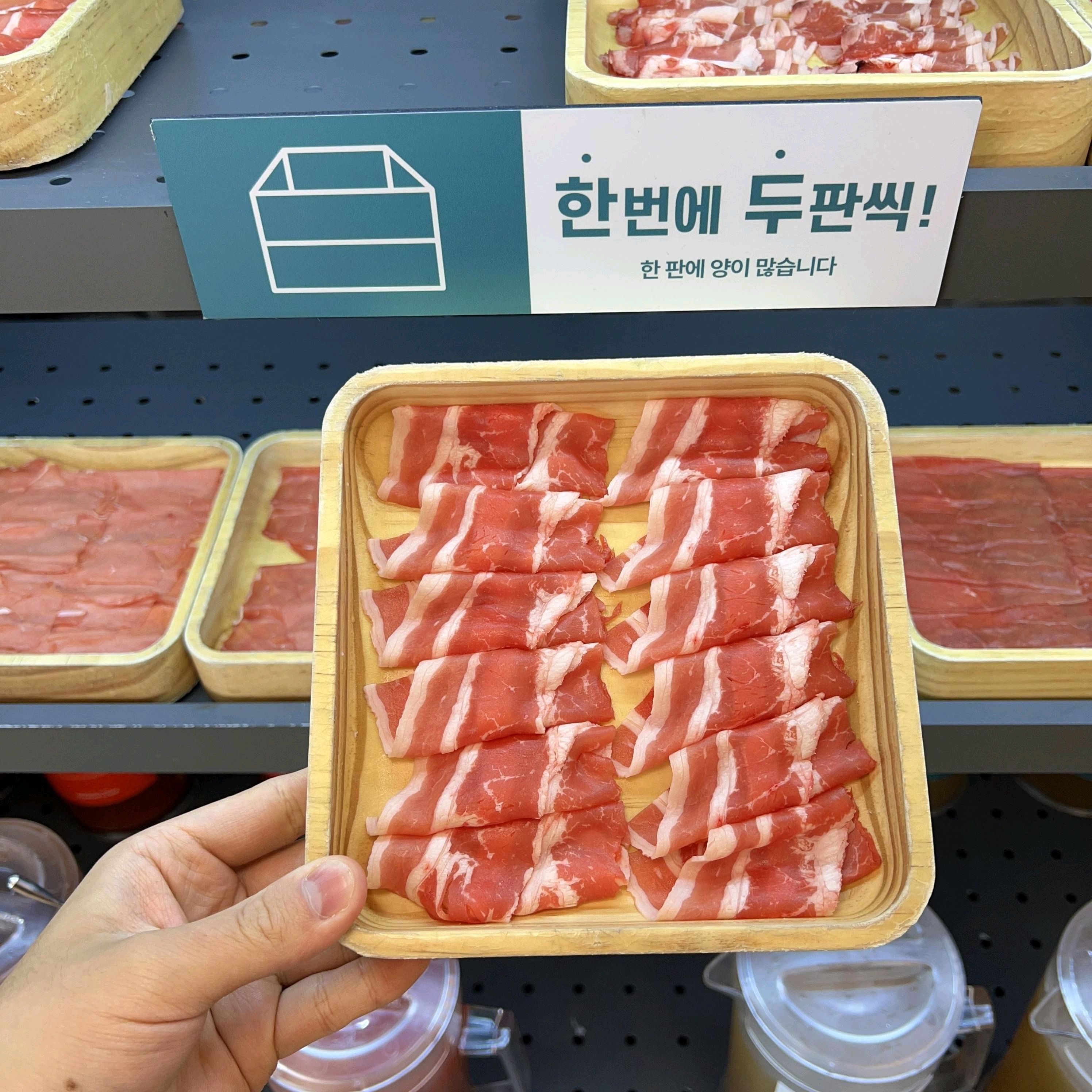 야채가 항상 신선한 게 느껴지네요 샐러드바가 종류도 다양하고 깔끔해서 좋아요~ 탕과 육수