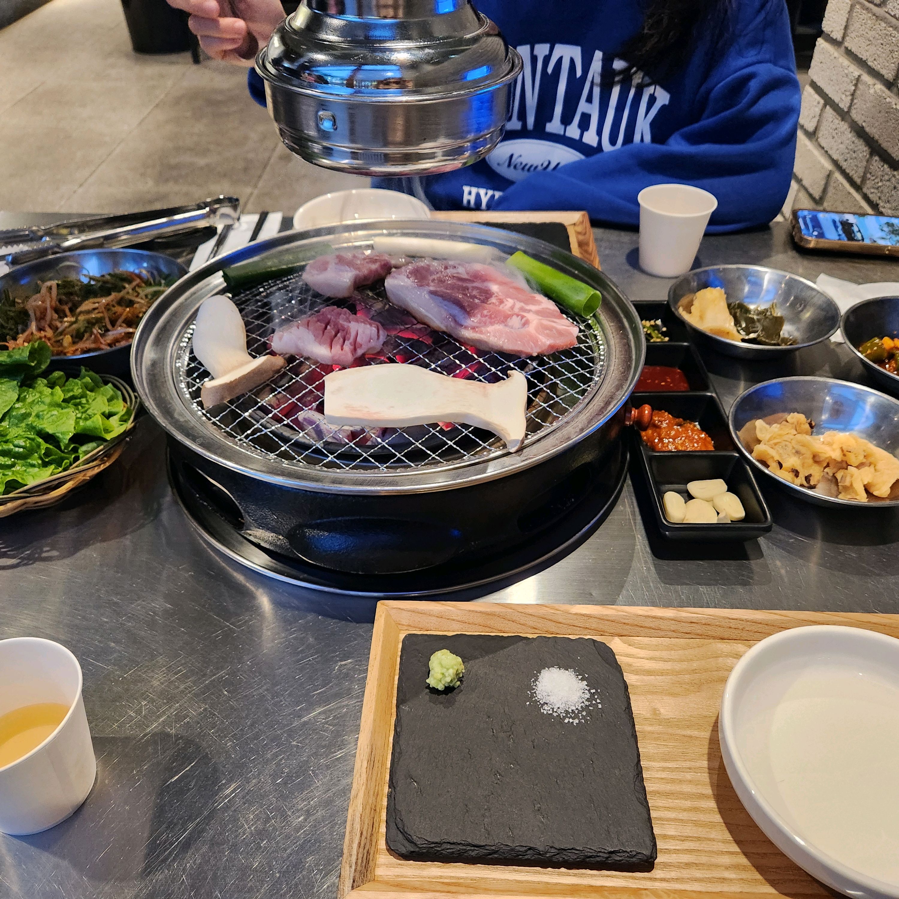 반찬도 맛있고 정갈하게 나오고 고기도 빛깔이 너무 좋아요!! - 불당동 맛집 반지하 불당점