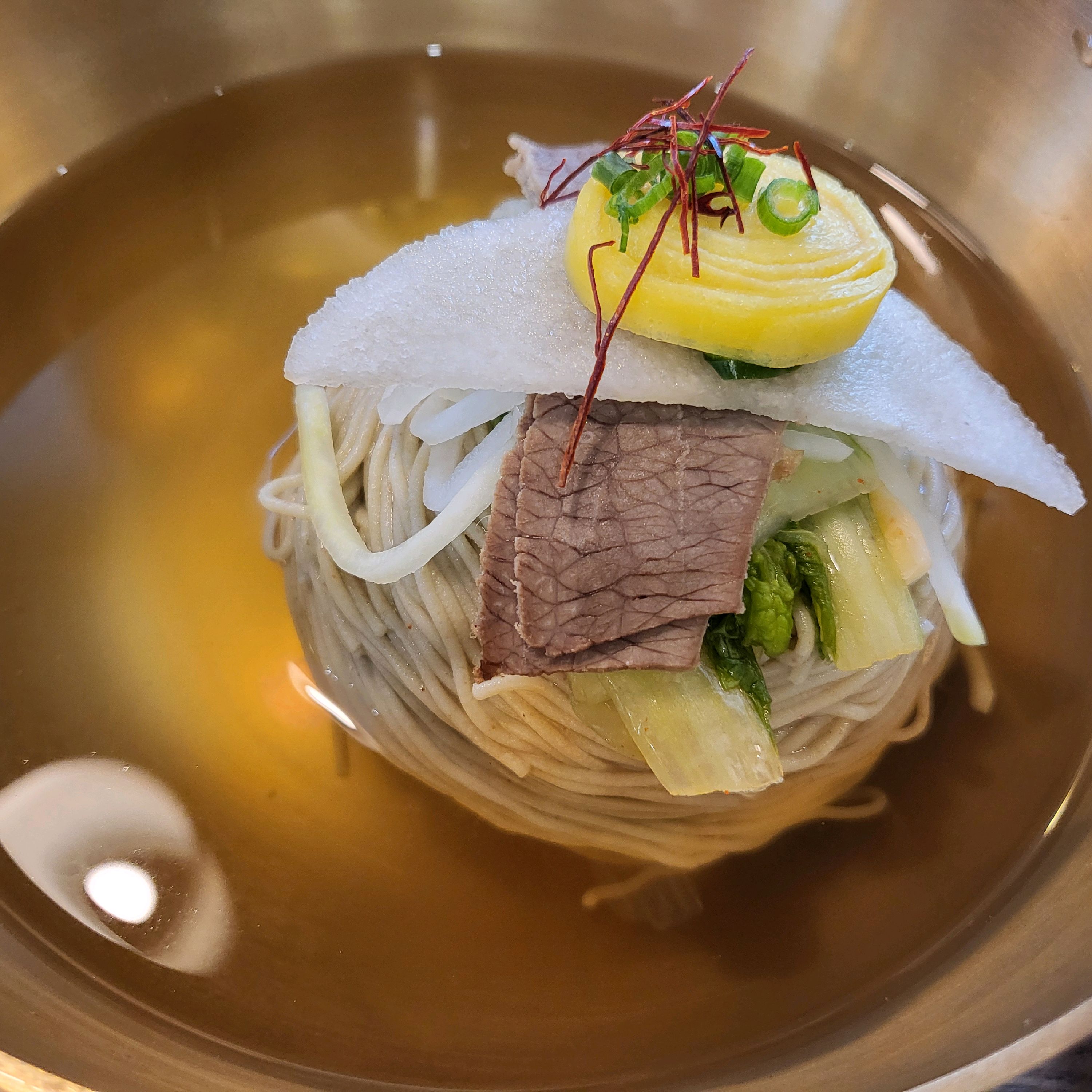 예쁜 비주얼만큼이나 맛도 깔끔함 ..양도 많고 육수의 맛이 맑은 편임 ..메밀 백프로라 다