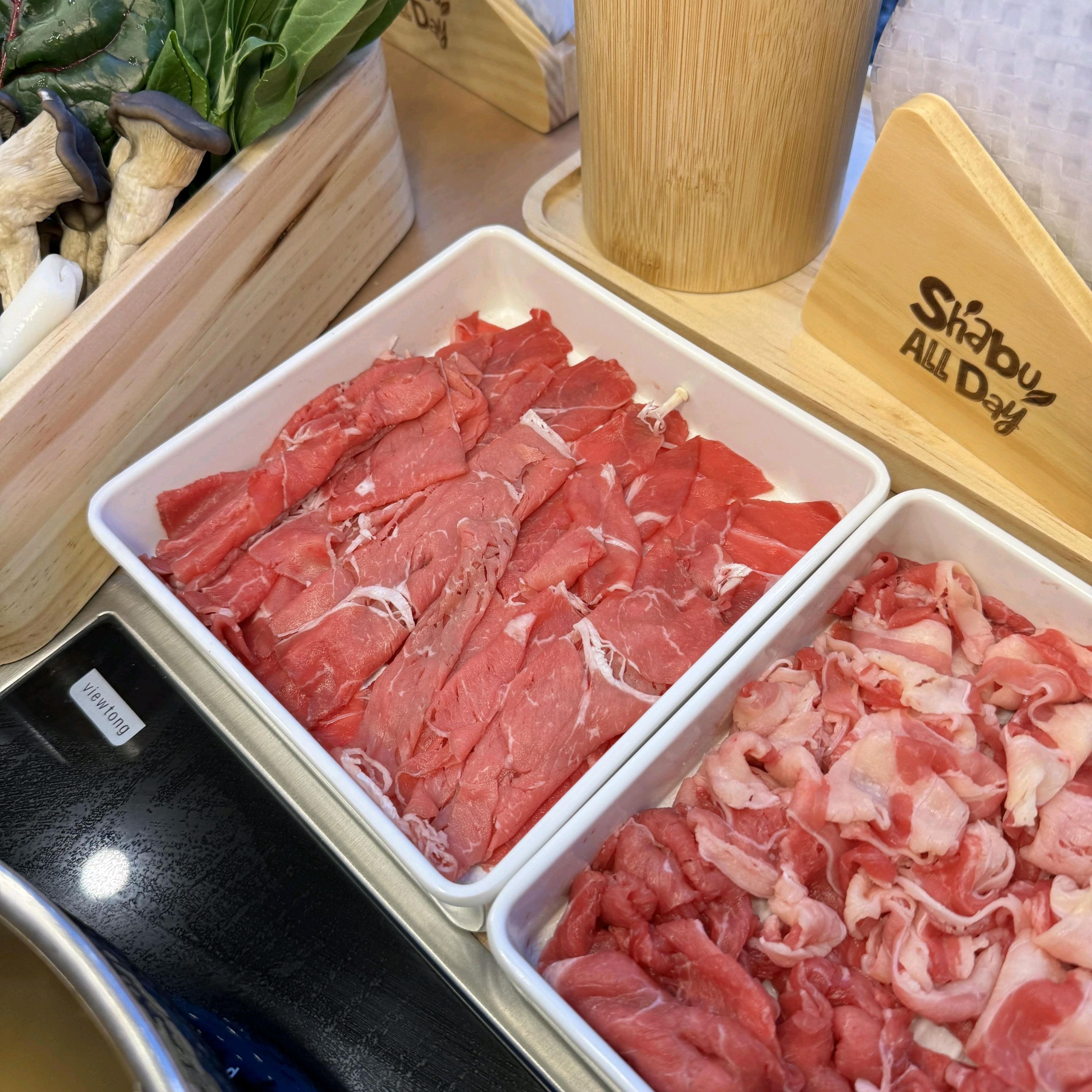 샤브샤브가 정말 깔끔하게 잘 나와요 월남쌈이랑 함께 먹으니 더 좋네요 샐러드바랑 죽이랑 디