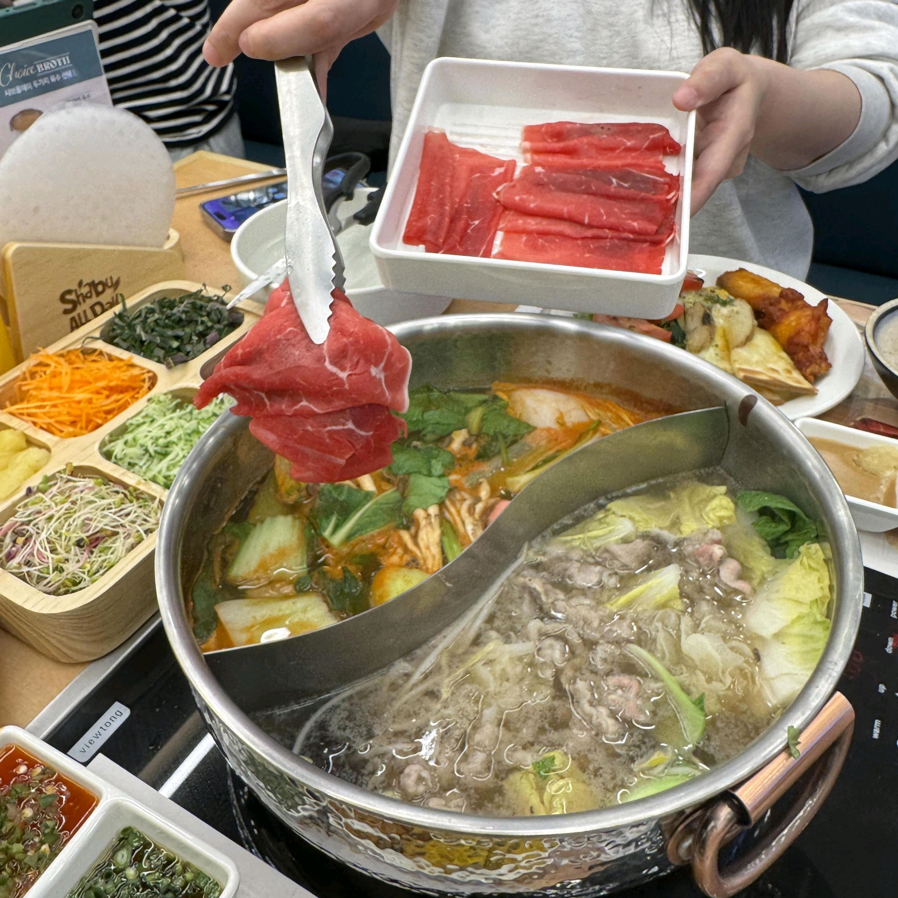 소고기 샤브샤브 뷔페인데 무제한으로 리필할 수 있어 배부르게 먹고 왔네요 다양한 야채와 라