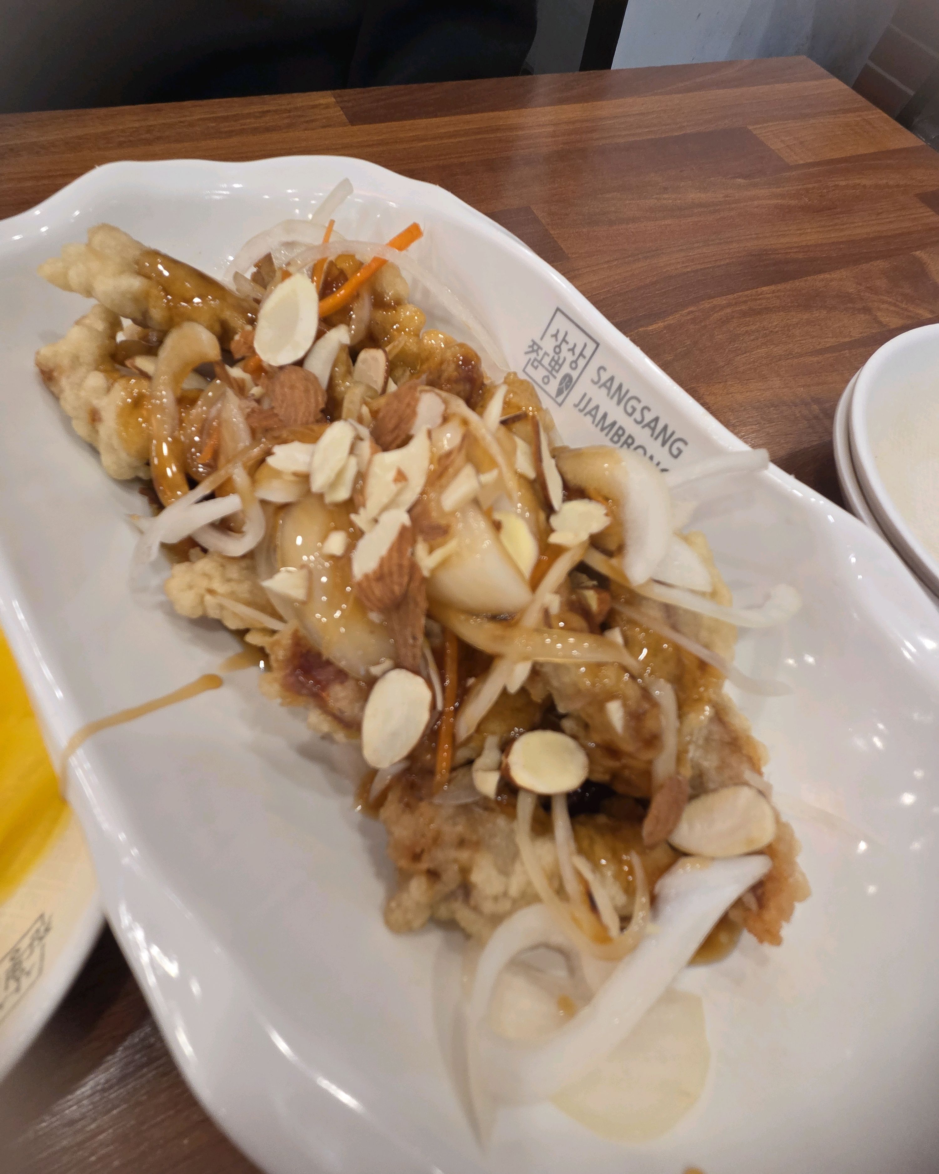 탕수육은 바삭하고 짬뽕은 칼칼하고 육수맛이 깊어서 맛있어요. - 부산정관 상상짬뽕 정관점