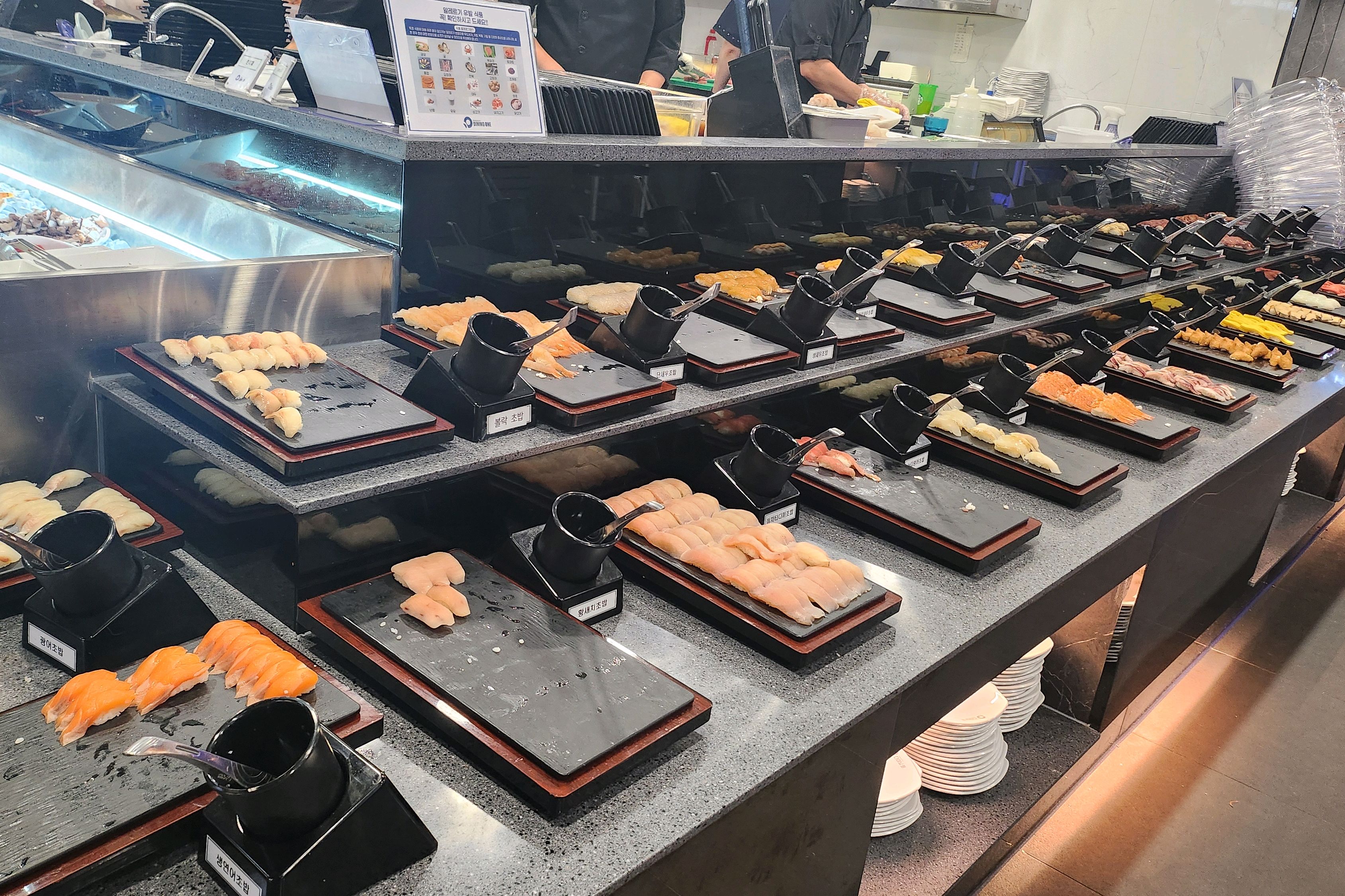 해산물과 스시가 맛있었어요. 다양한 메뉴로 아이들도 좋아해요. - 반월당 맛집 다이닝원 반월당점