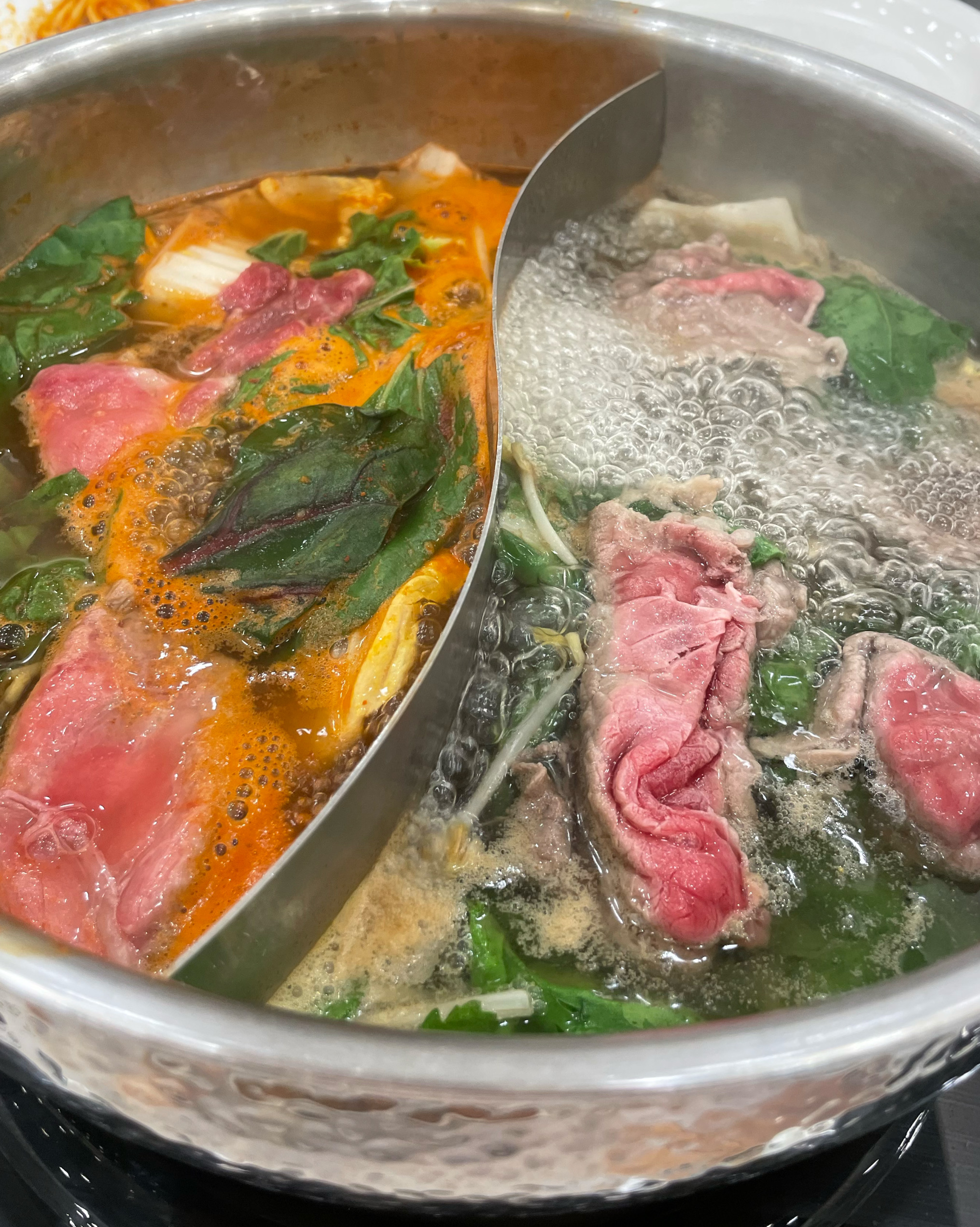 웨이팅은 조금 있는 편이예요! 음식도 다양하게 많고 맛있어요! 무한리필인데 퀄리티도 좋고