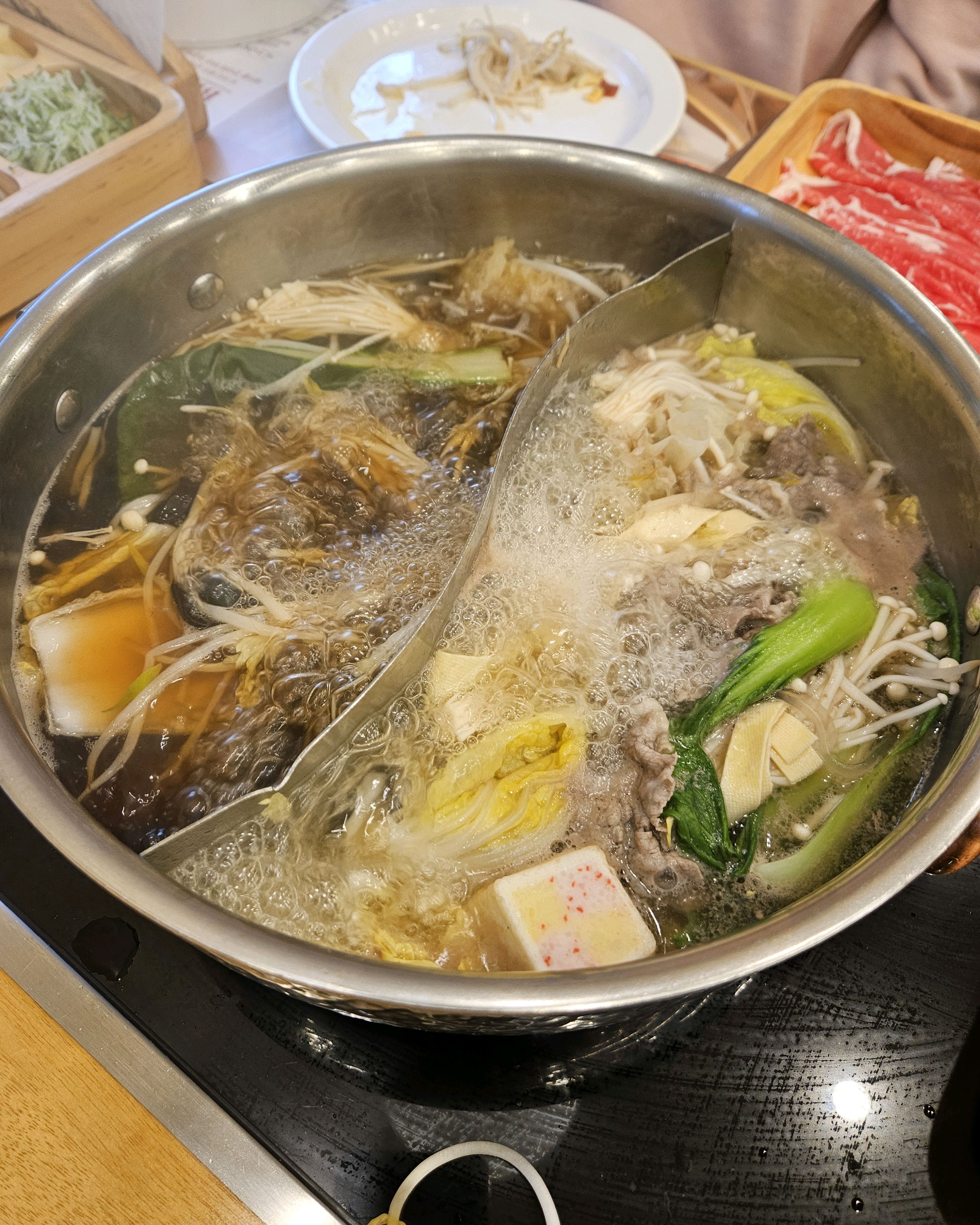 가족 단위로 오기 좋은데 웨이팅 있어요ㅠㅠ 그만큰 맛있고 고기를 원하는데로 가져다 먹을 수