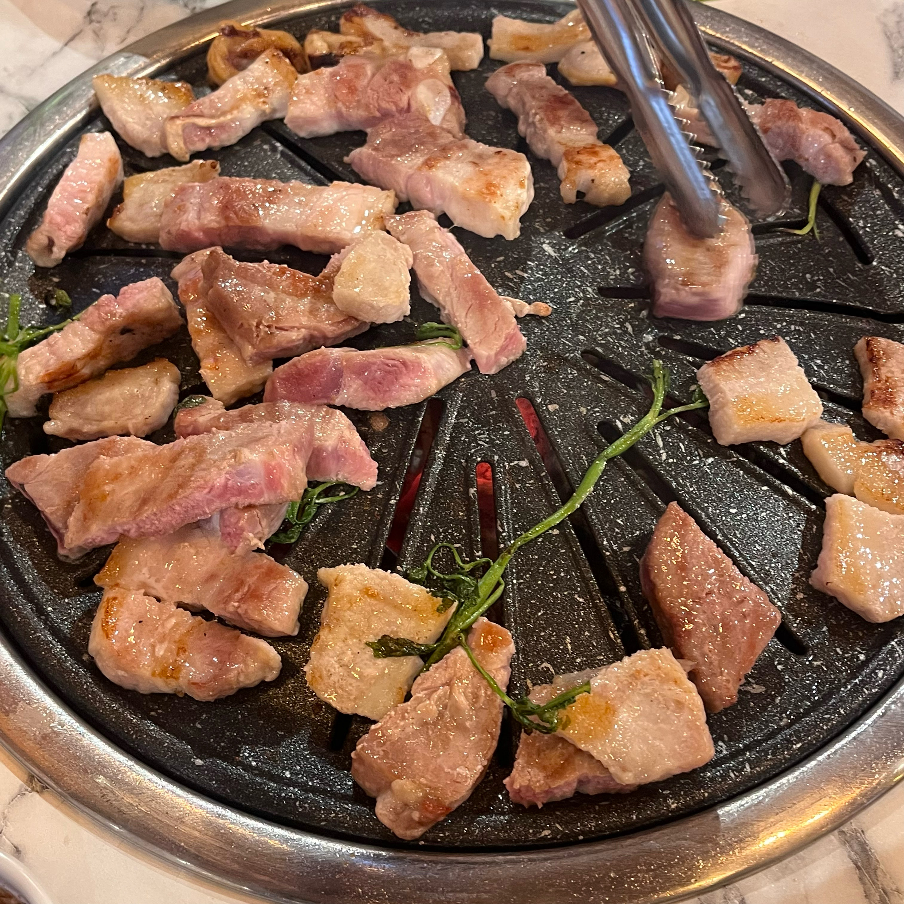 삼겹살이랑 목살이 엄청 맛있어요. 회식하기 딱 좋을 정도로 자리도 많습니다. - 인천 맛집 고기굽는방앗간 인천주안점
