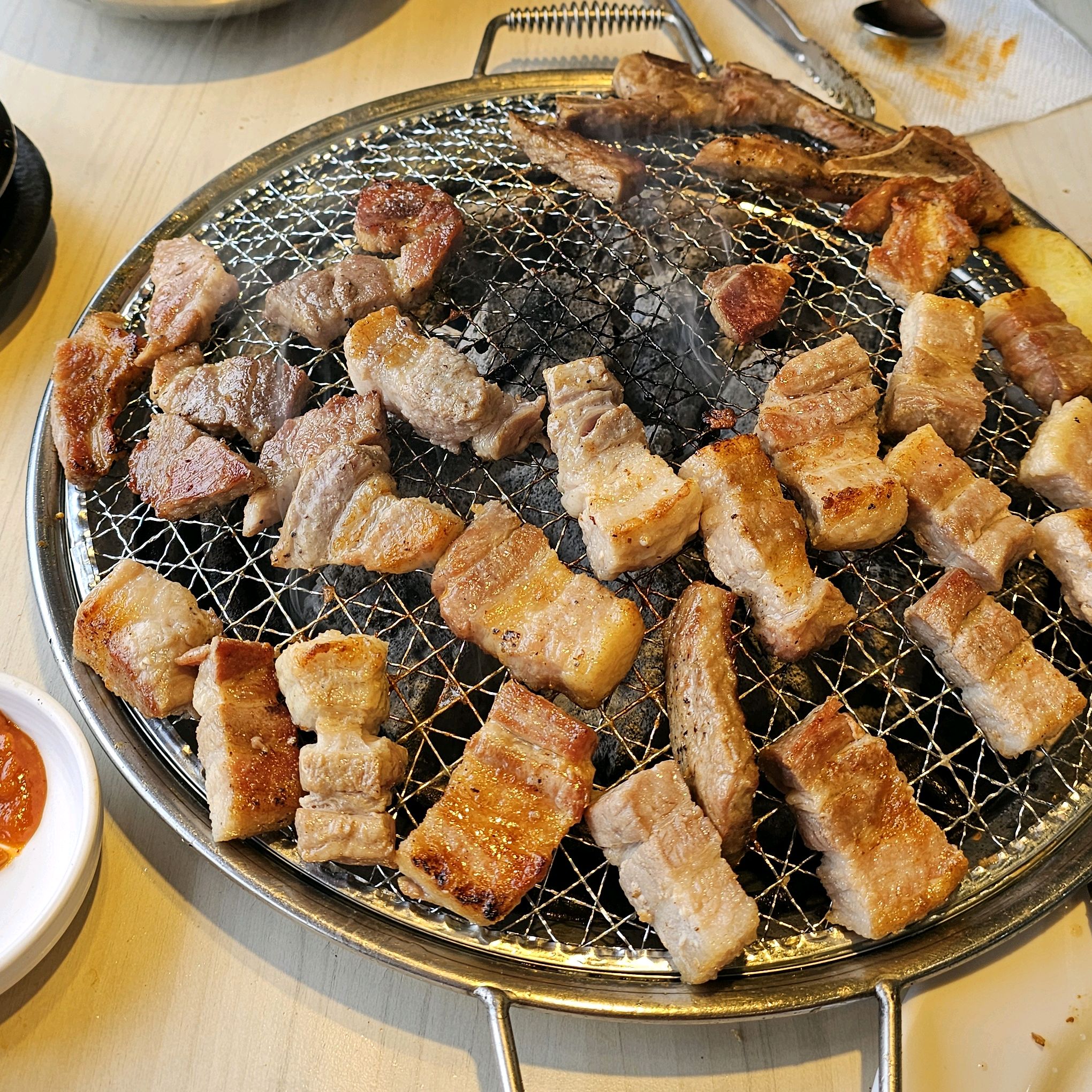 친절하지도 않고(특히 나이드신 아주머니 계속 인상쓰고)..... 청결하지도 않고(바닥은