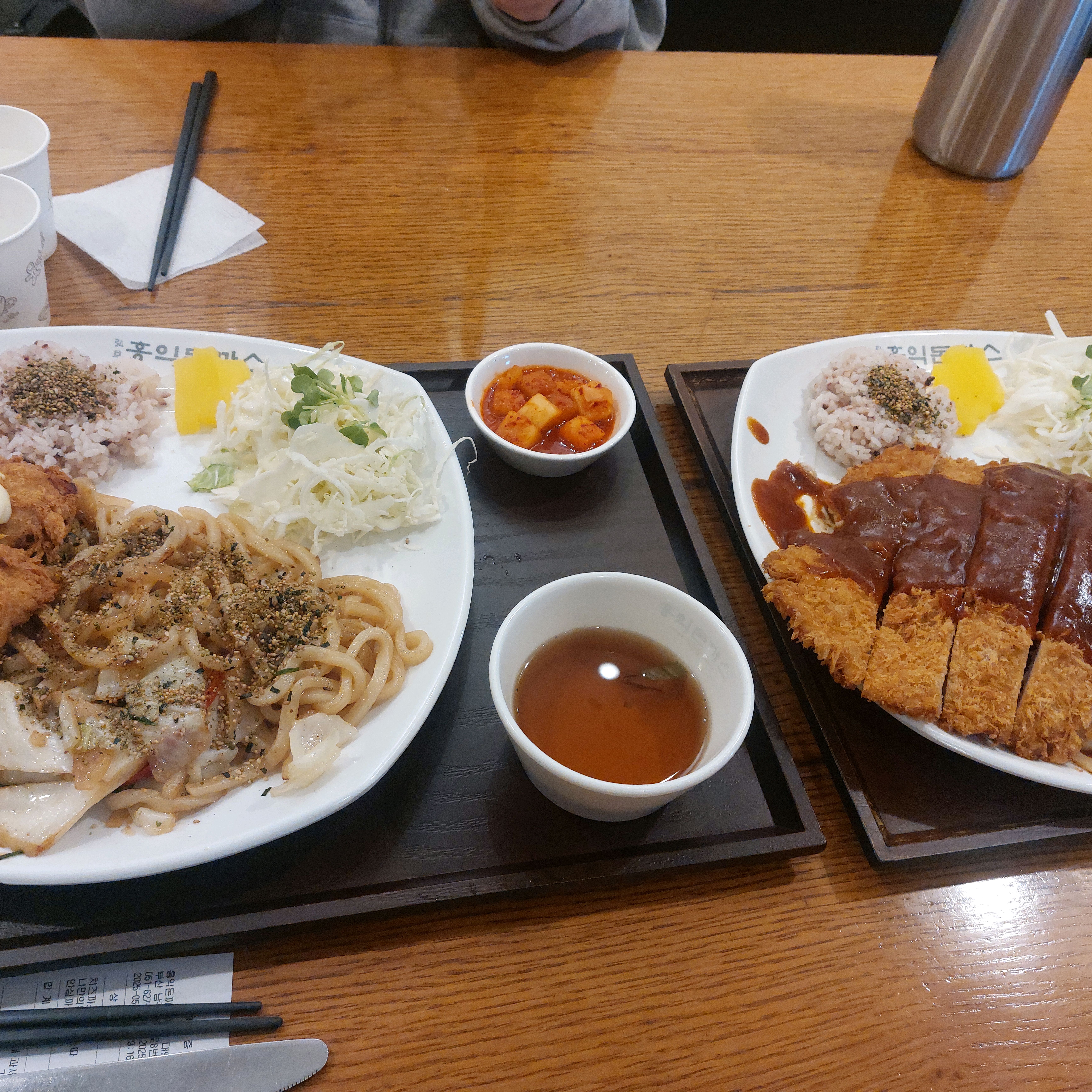 10년 이상 이용하고 있는데...여전히 맛있고 직원분들 더욱 친절해요 주차지원이 엄청 굳입