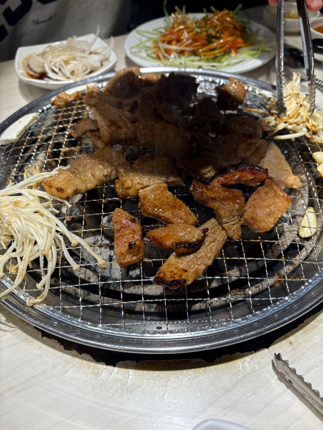 여자친구랑 고기 땡겨서 명륜진사갈비 다녀왔는데 대만족! 숯불향 가득한 갈비가 무한리필이라