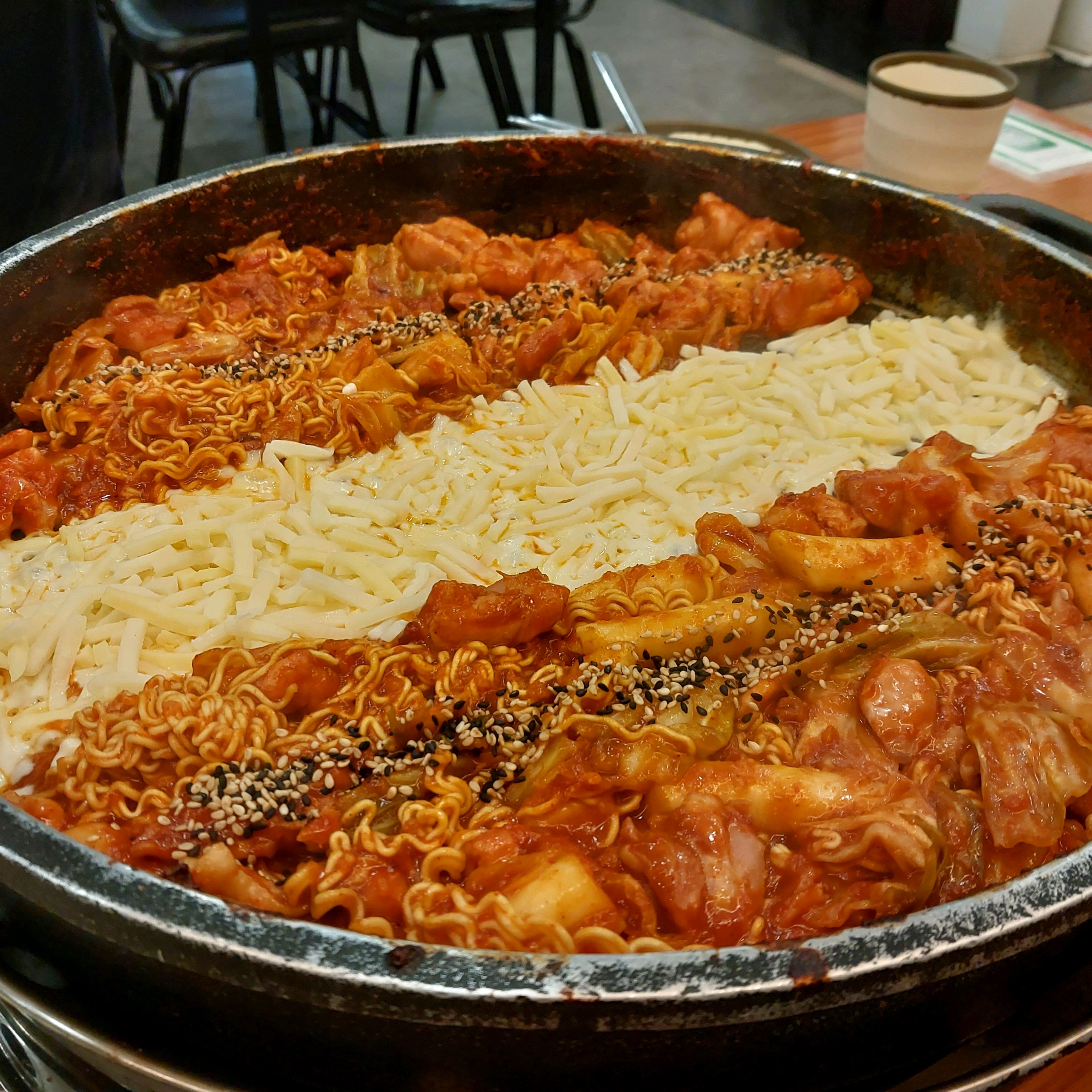 멀리서 온거라 밥 시간이 늦어서 열린 곳 찾다가 방문했어요. - 불당동 맛집 장인닭갈비 불당점