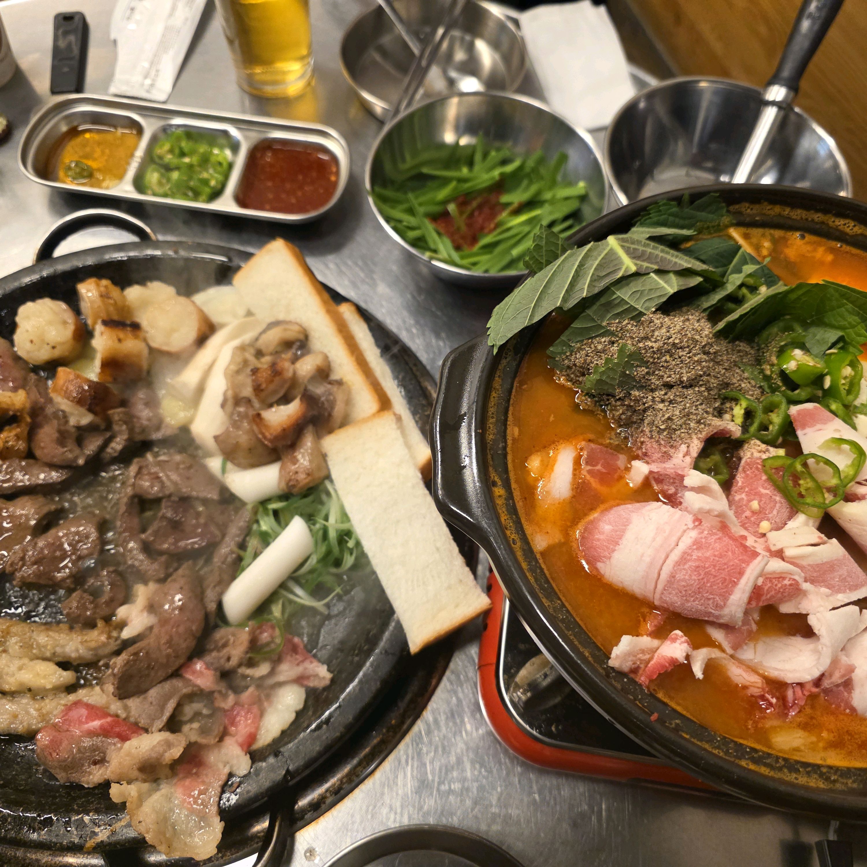 오랜만에 또 왔어요! 5번째쯤 방문인것같아요. 2인세트 드시면 정말 배터지게 드실 수 있습