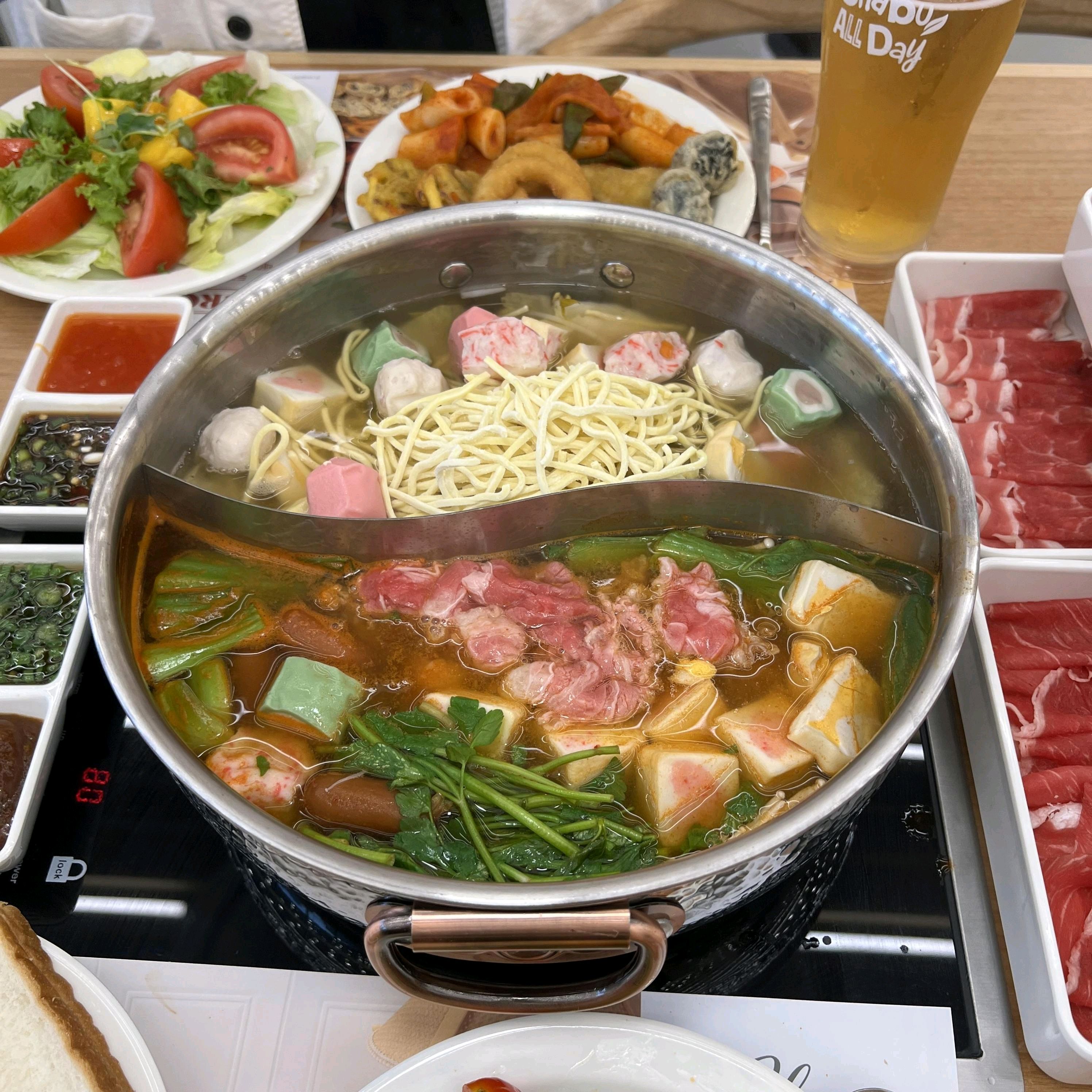 정말 만족스러운 샤브샤브 맛집이네요 ㅎㅎ 친구랑 오랜만에 만나서 샐러드바도 무제한으로 즐기