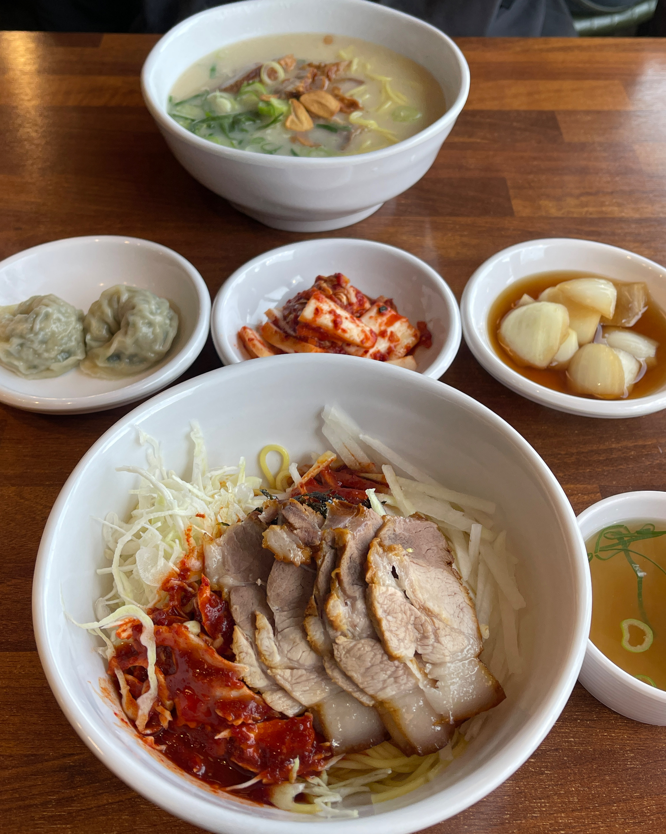 고기국수도 맛있고 비빔국수에 나온 멸치육수가 정말 맛있었습니다ㅎㅎㅎ 다음에는 멸치국수 먹어