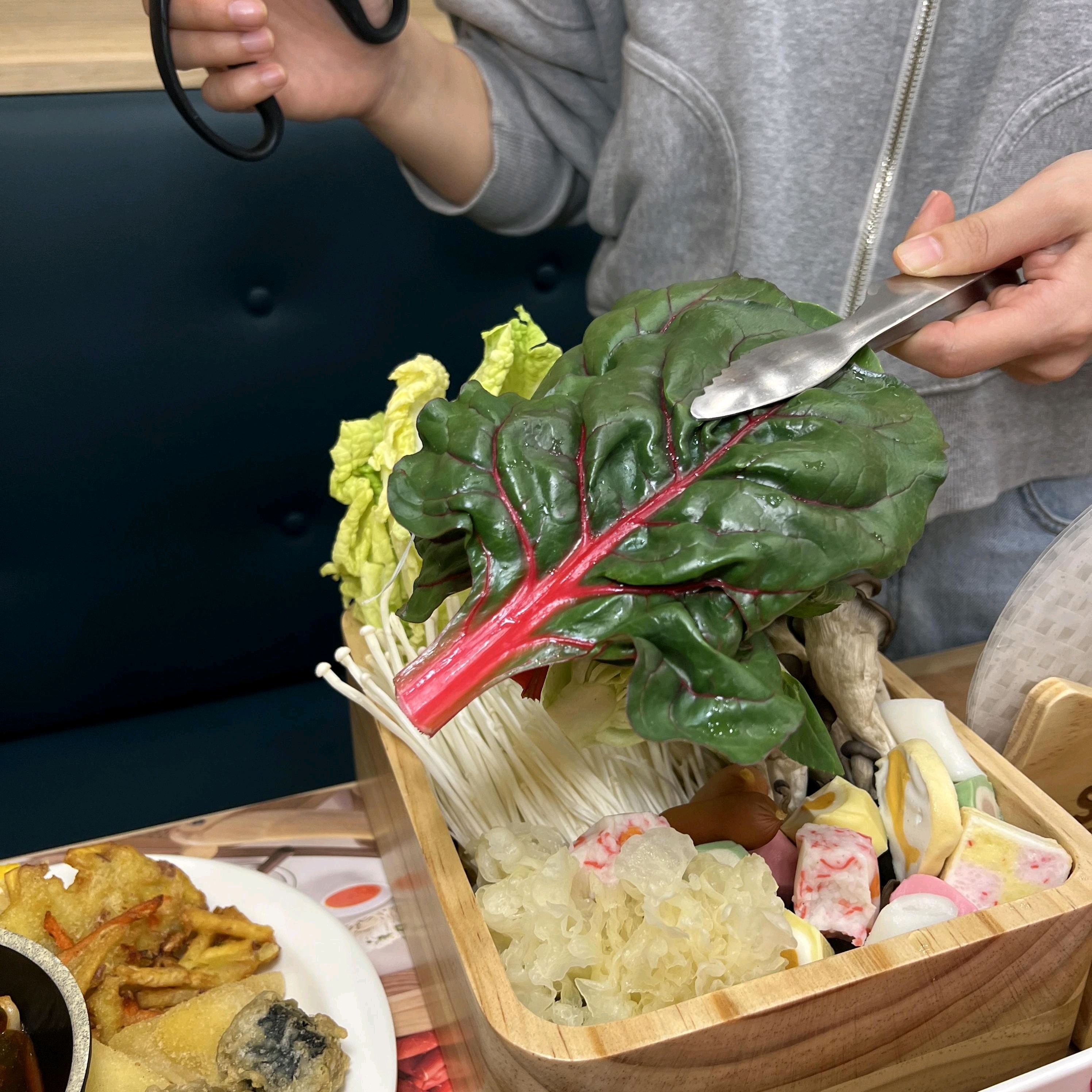 샤브샤브 처음 먹어본 남자친구가 완전 만족해서 기분 좋았어요 육수 맛도 좋고 채소들도 신선
