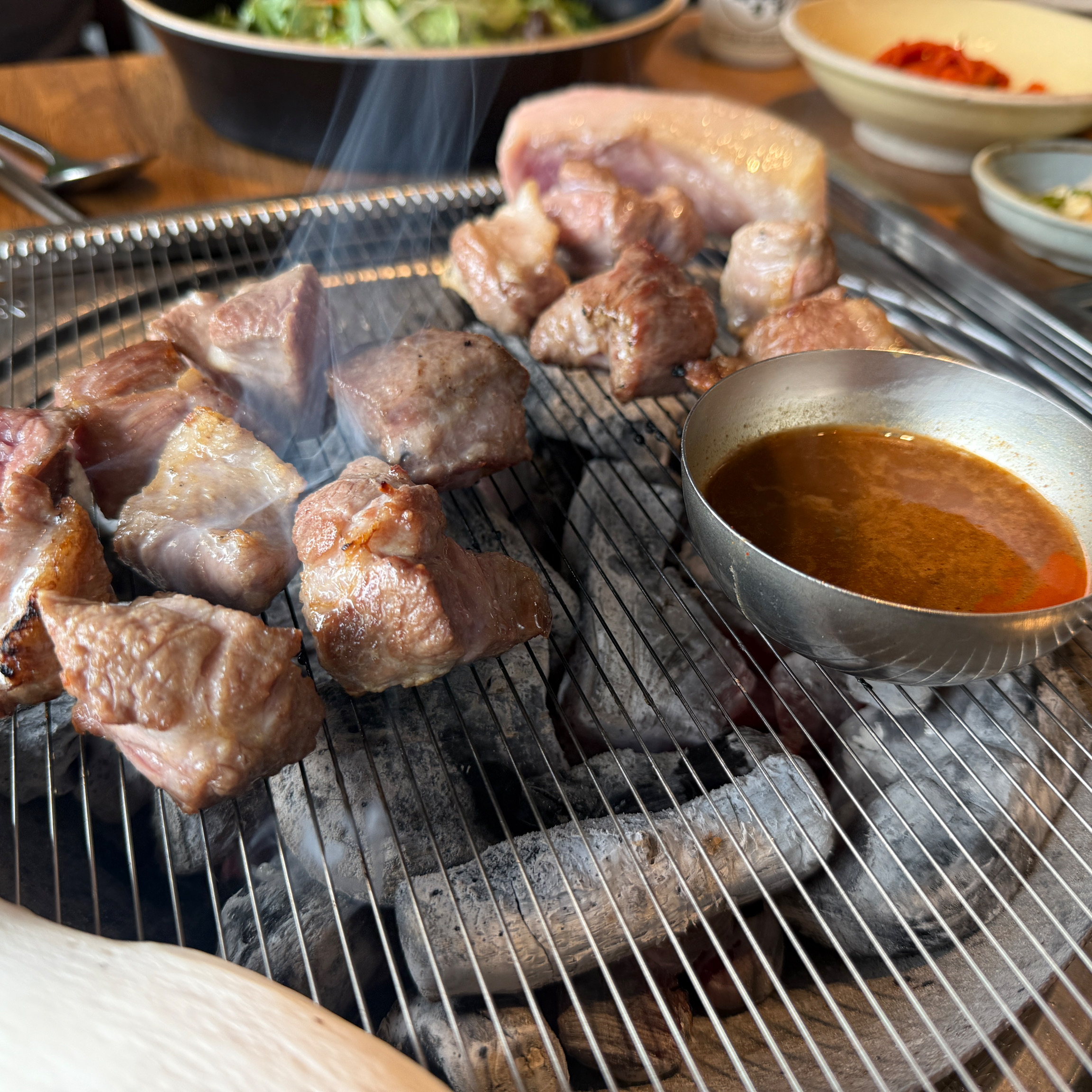 가족모임으로 예약하고 왔어요~ 고기 질도 좋고 매장 넓고 깨끗해서 좋아요👍👍 - 인천 맛집 칠돈가 청라점