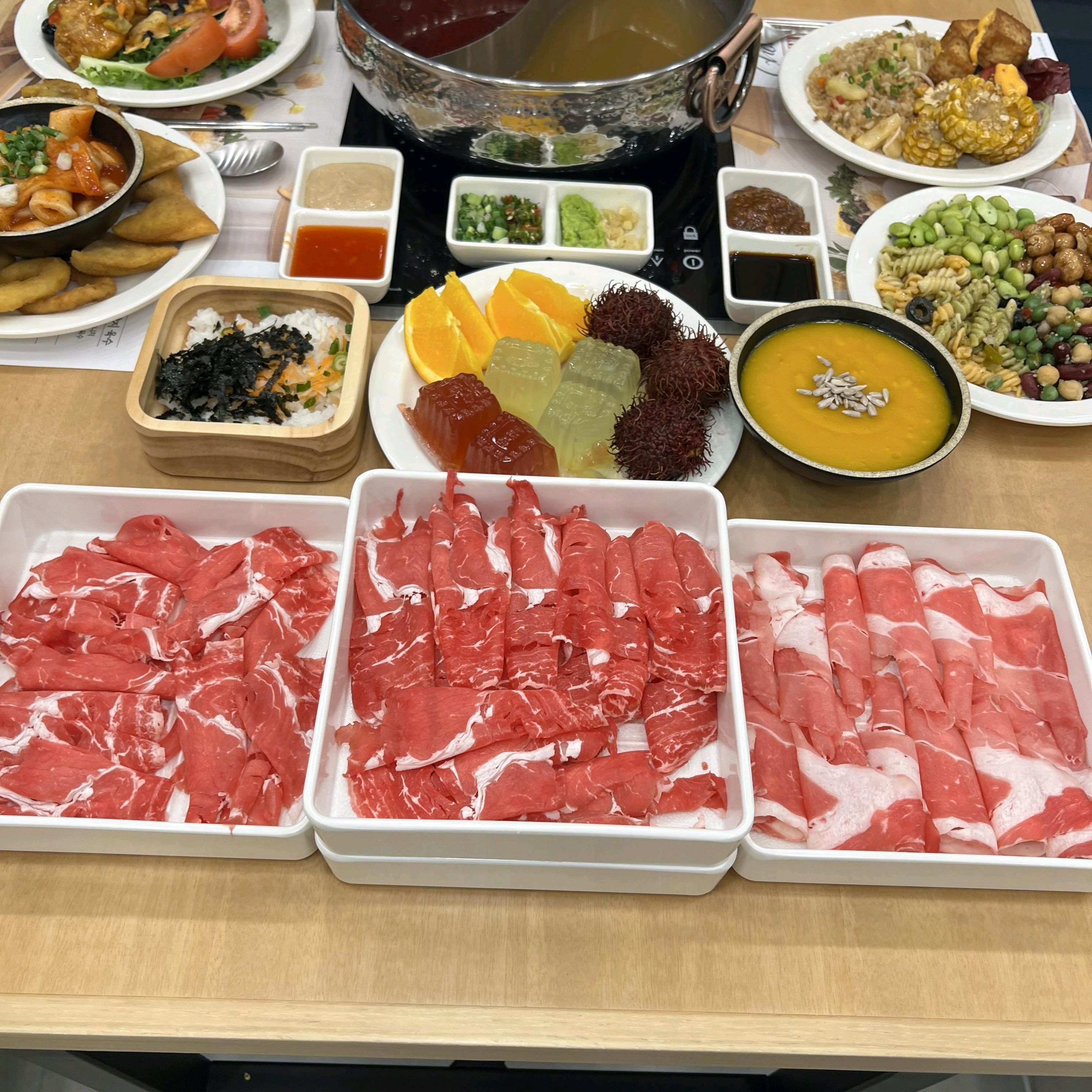 남자친구랑 데이트하다가 배고파져서 들어갔는데 프리미엄 소고기 샤브 맛이 정말 기억에 남았어