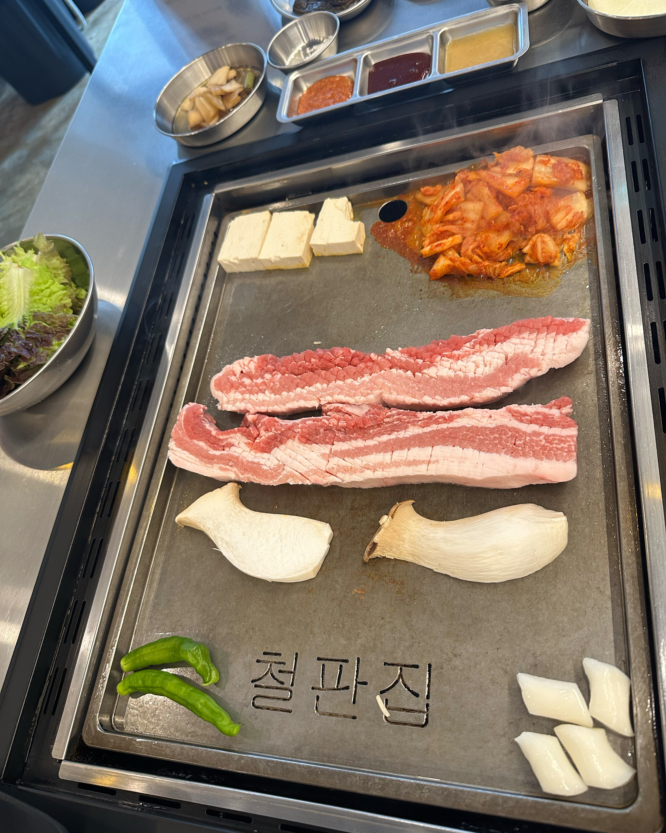철판에 고기 처음 구워먹는데 맛있소 직원분이 정말 친절합니다! - 불당동 맛집 고기굽는철판집