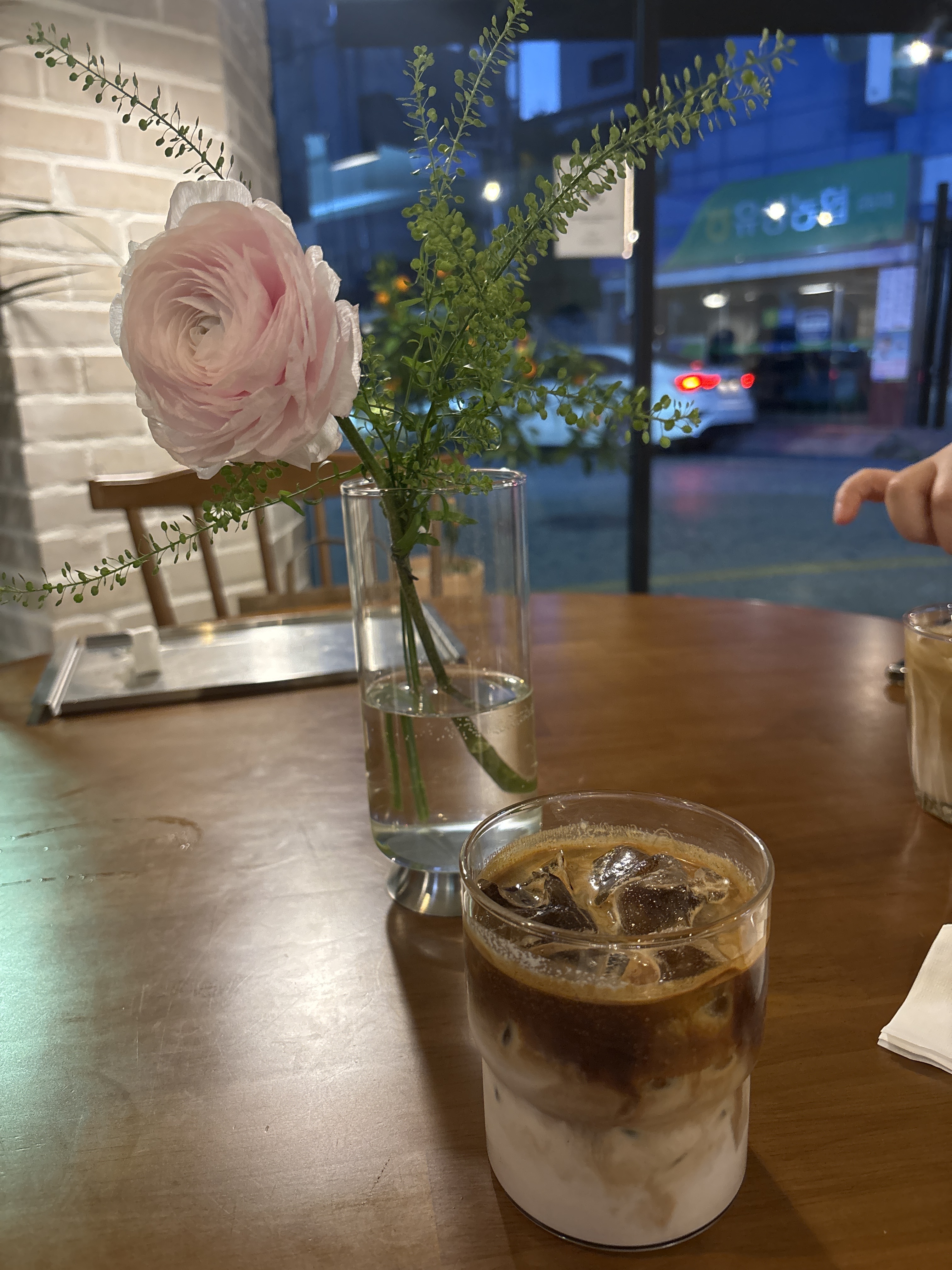 분위기 좋고 음악선곡도 너무 좋아요! 미들라떼도 너무 맛있습니다❣️ - 대전 맛집 미들슬로우 커피하우스 궁동점