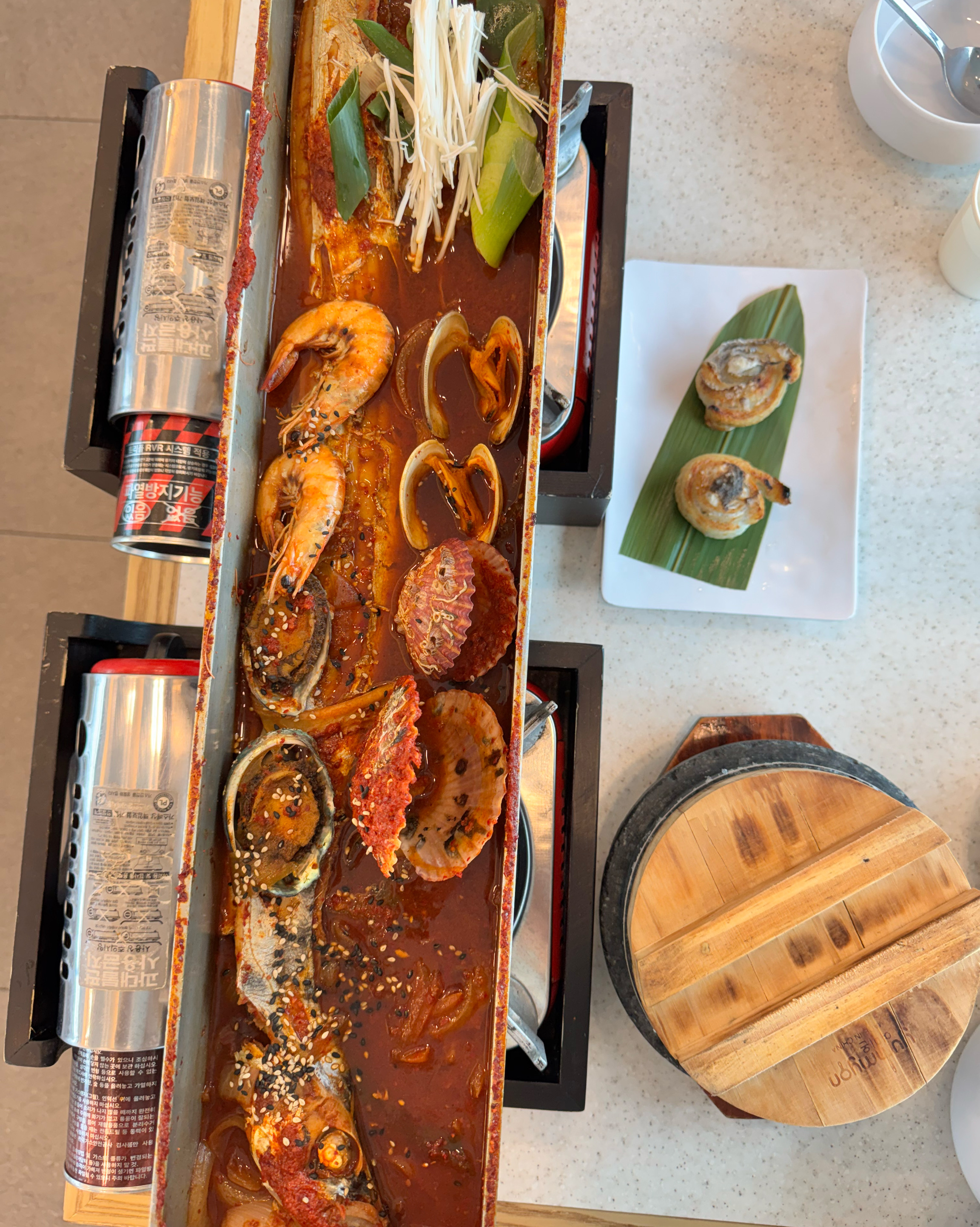 통갈치조림 먹으러 왔는데 갈치솥밥, 돔베고기, 게장까지 한번에! 다양한 음식과 반찬을 즐길