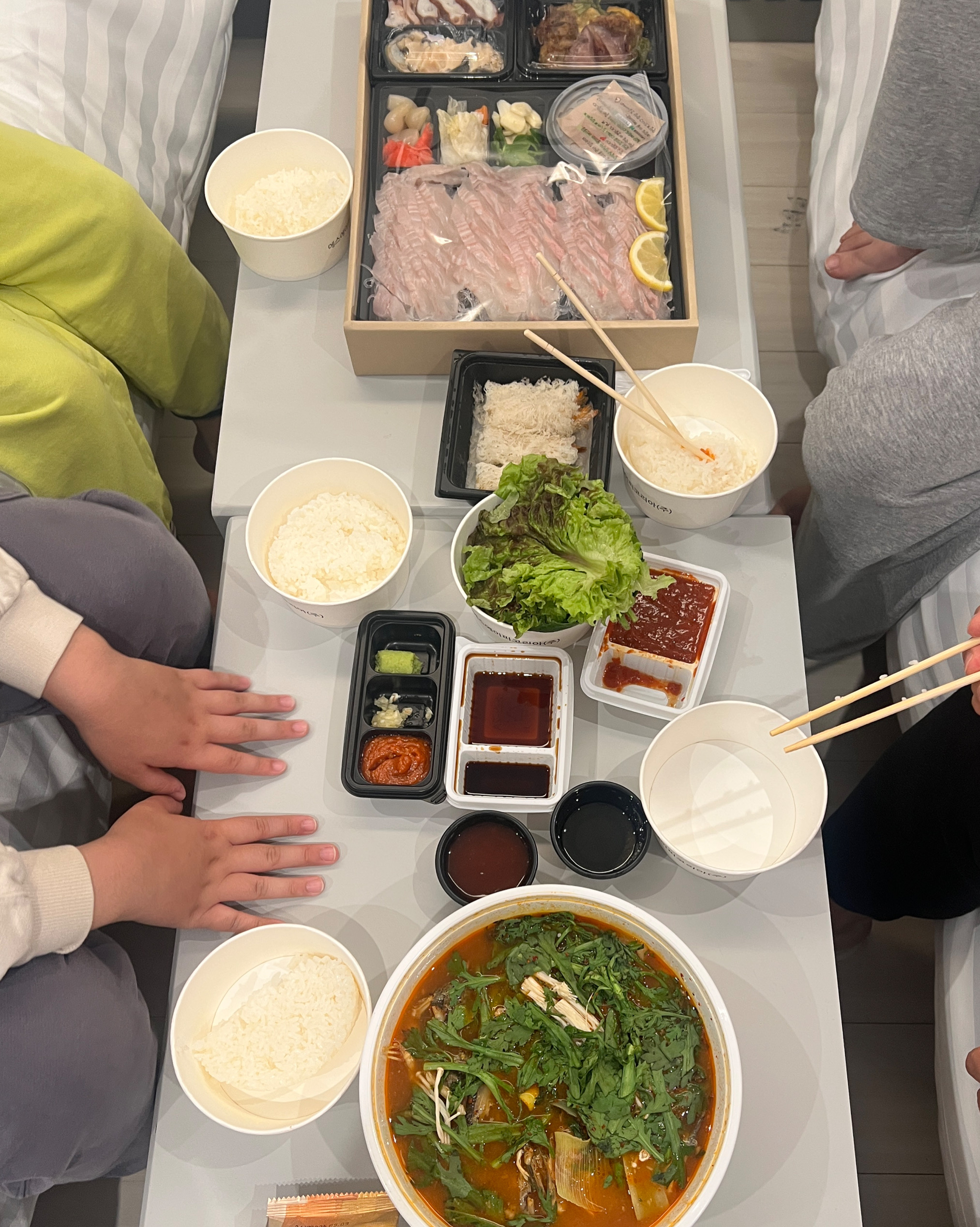 저녁 늦게 강릉에 도착해서 호텔 체크인 시간이 늦어지는 바람에 신선한 회를 테이크아웃해서