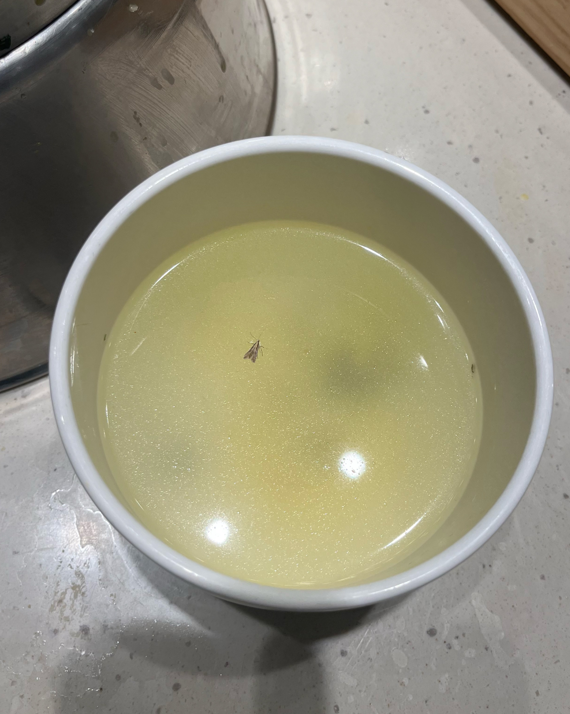 가게 앞 대기 의자가 부족해 약 1시간 정도 서서 기다렸습니다. 내부는 정신 없었으며, 샤