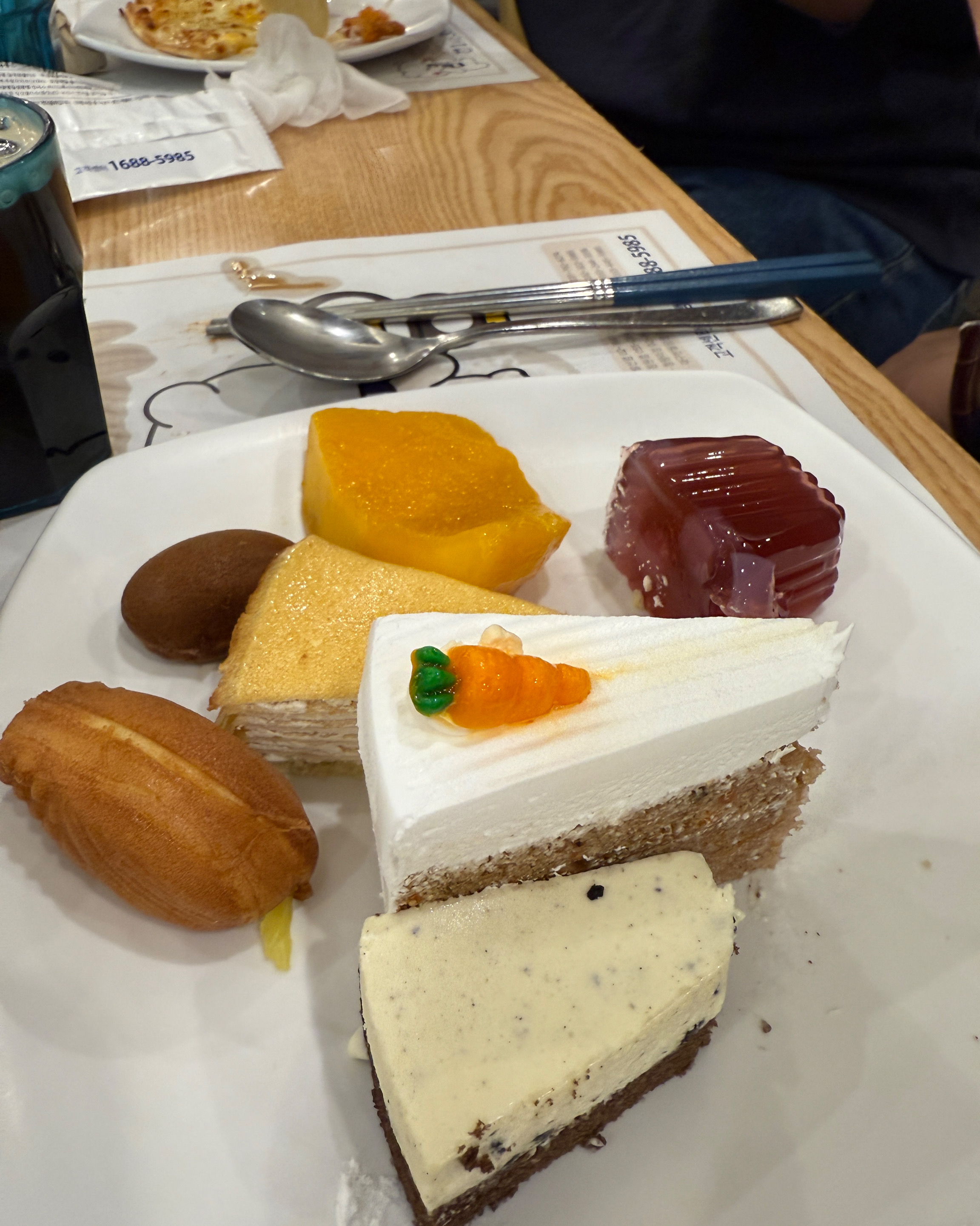음식이 맛있고 깔끔합니다. 음식의 종류도 많고 직원분들도 친절하셔서 가족 모임에 너무 좋습