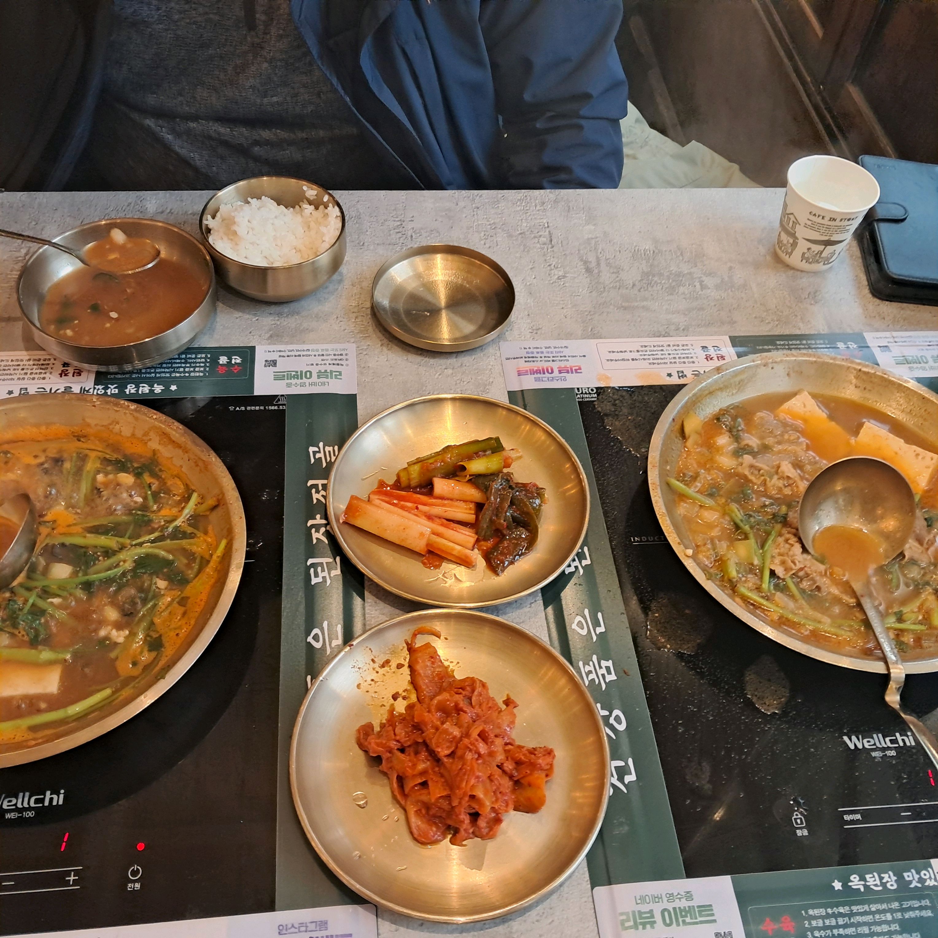 테이블에 인덕션이 두 개라 각각 끓여 먹을 수 있어 좋아요. 된장국물은 슴슴하게 맛있고 차