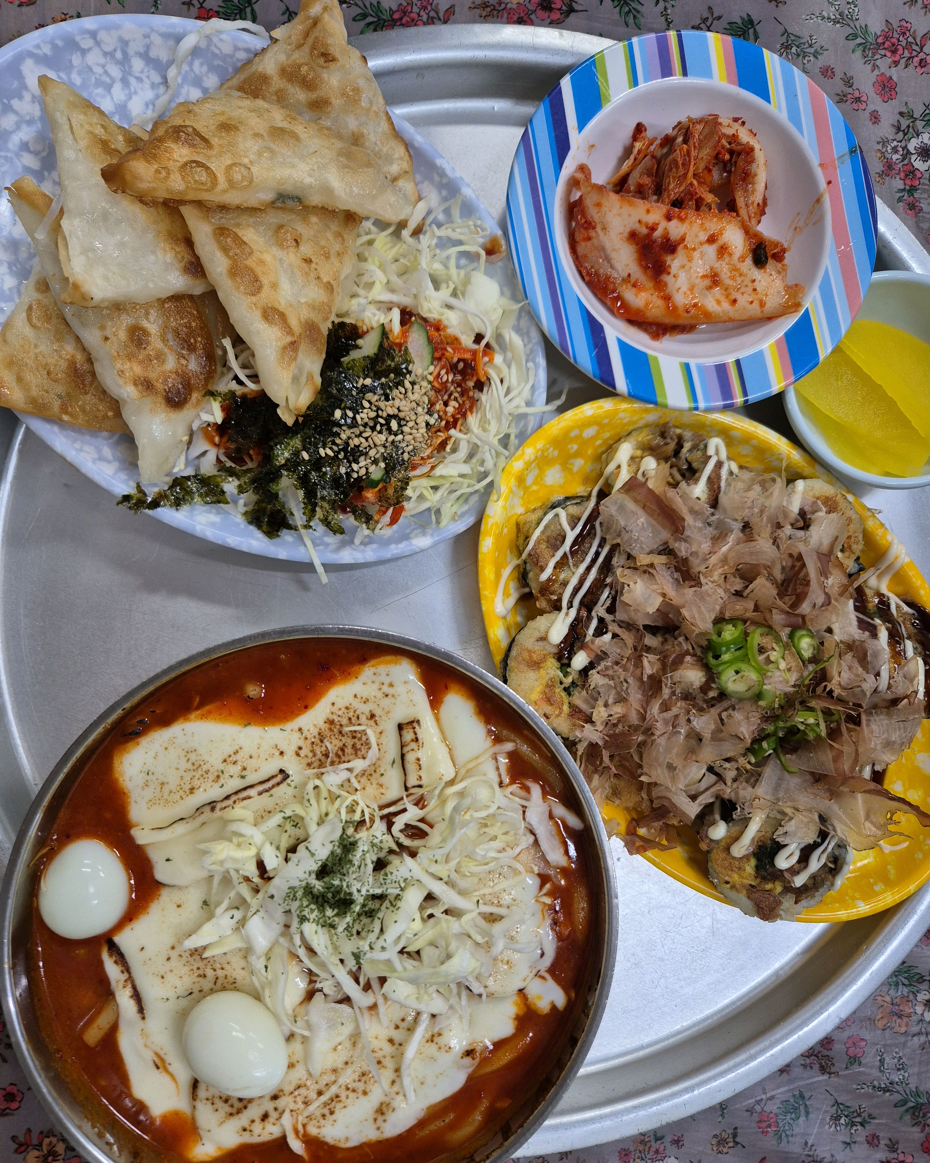 기다렸다가 먹을만 하네요. 밥 때라 오래 기다려야 하지만 키오스크 대기 걸고 쇼핑하고 오면
