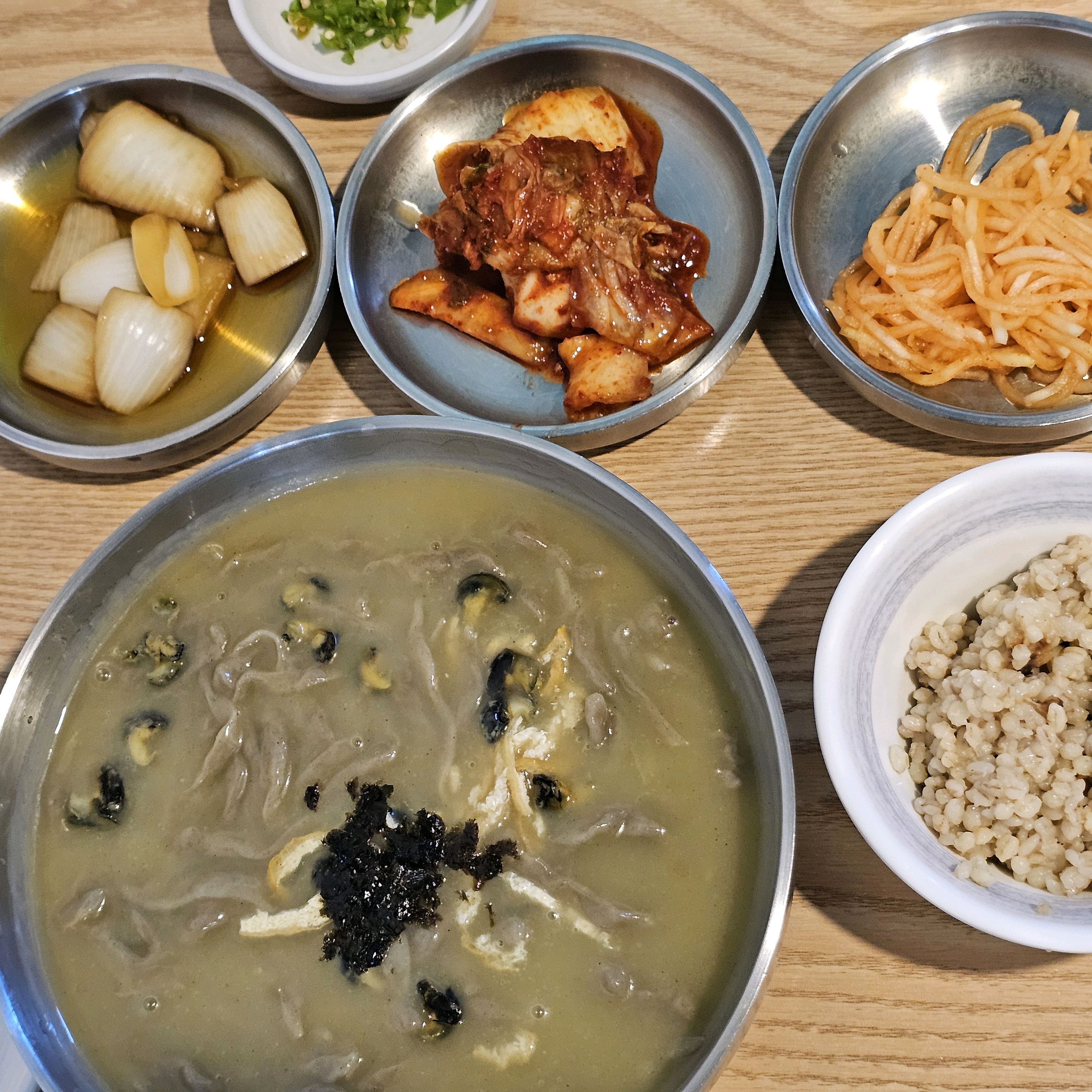 건강한 맛입니다 고추가루까지 국산이라고 합니다 - 제주 맛집 중문수두리보말칼국수