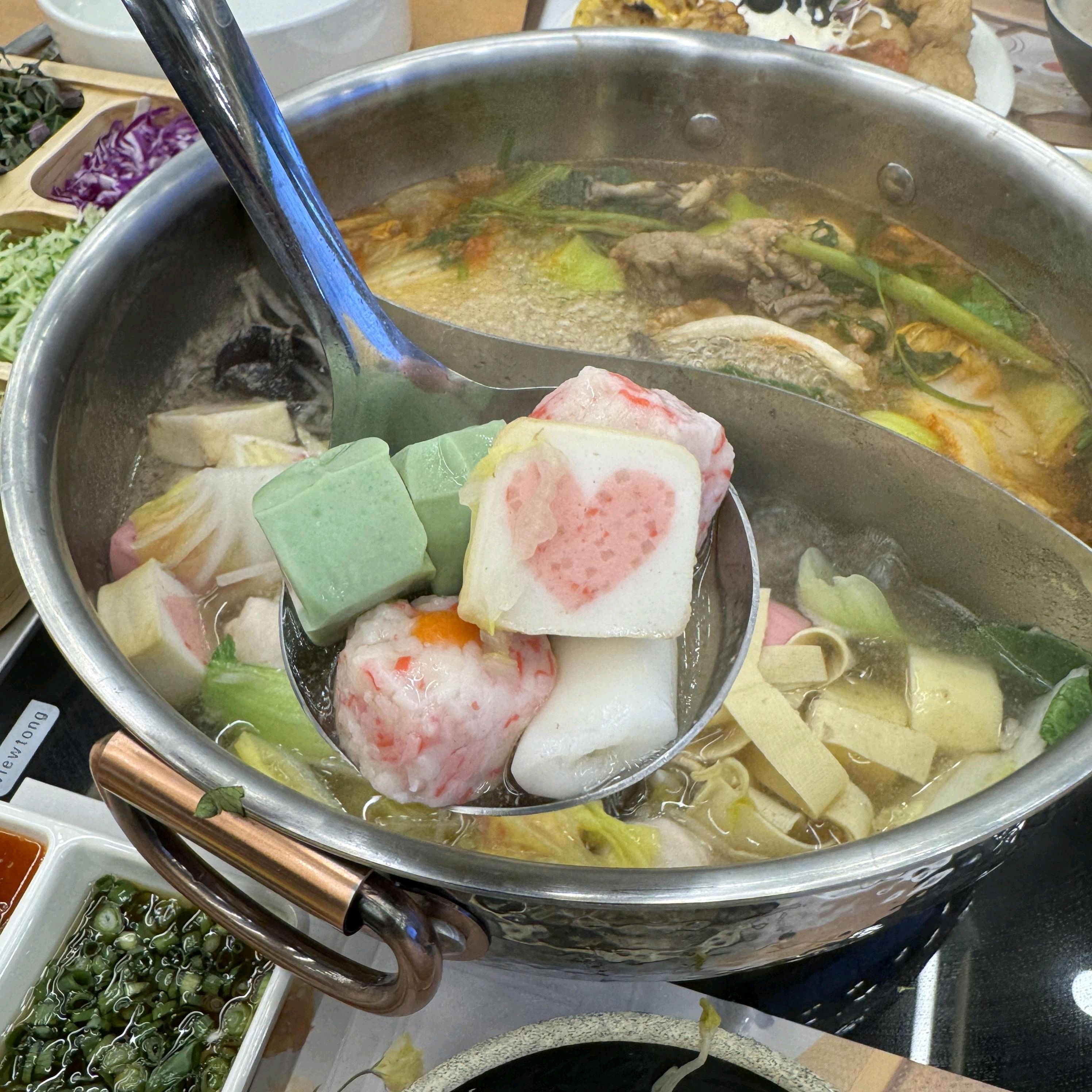가족들과 함께 방문했는데 샤브샤브가 정말 깔끔하고 맛있었어요 프리미엄 소고기의 질이 좋아서