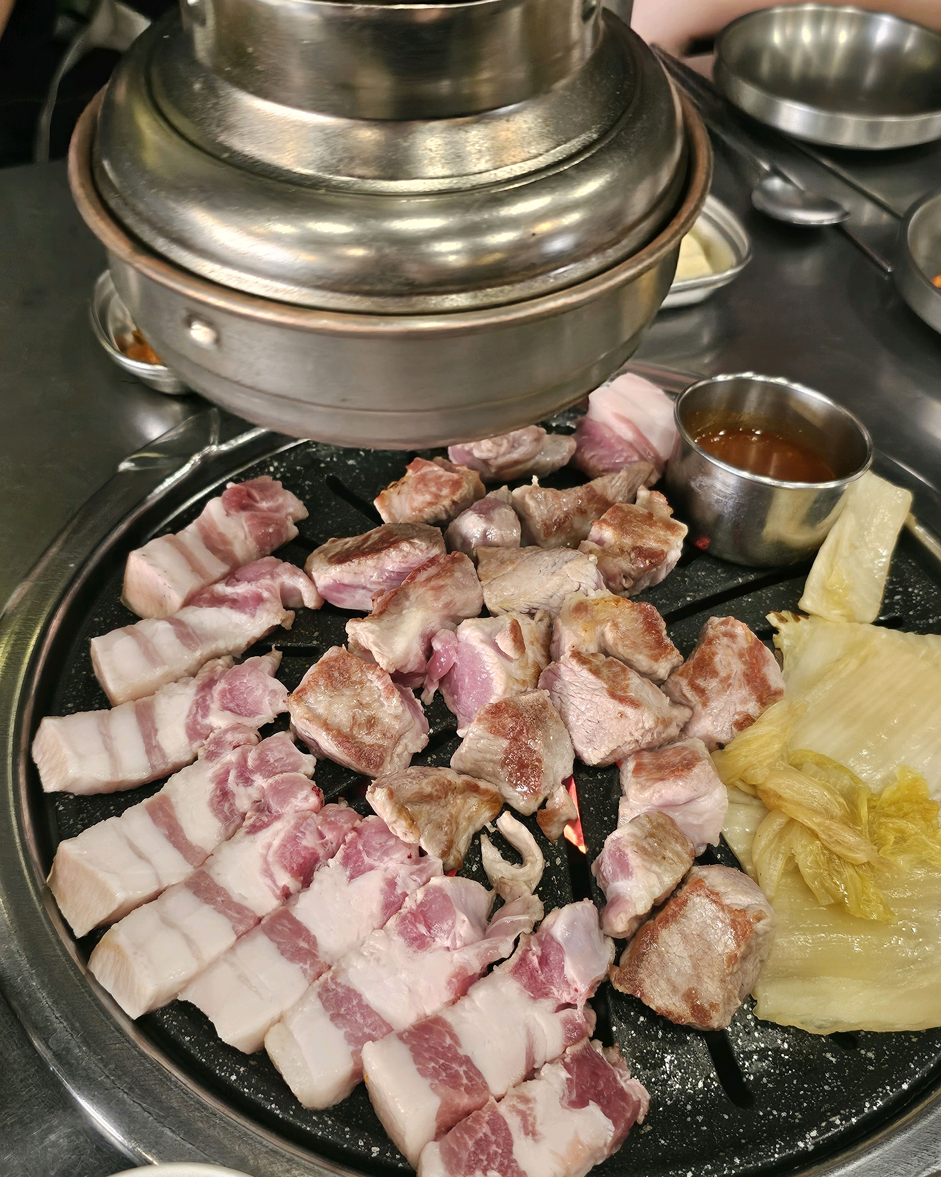 제주에서 서귀포까지 문치비 먹으러 왔는데 넘 맛있어요 주차장도ㅠ별도로 있어서 편리하고 흑돼