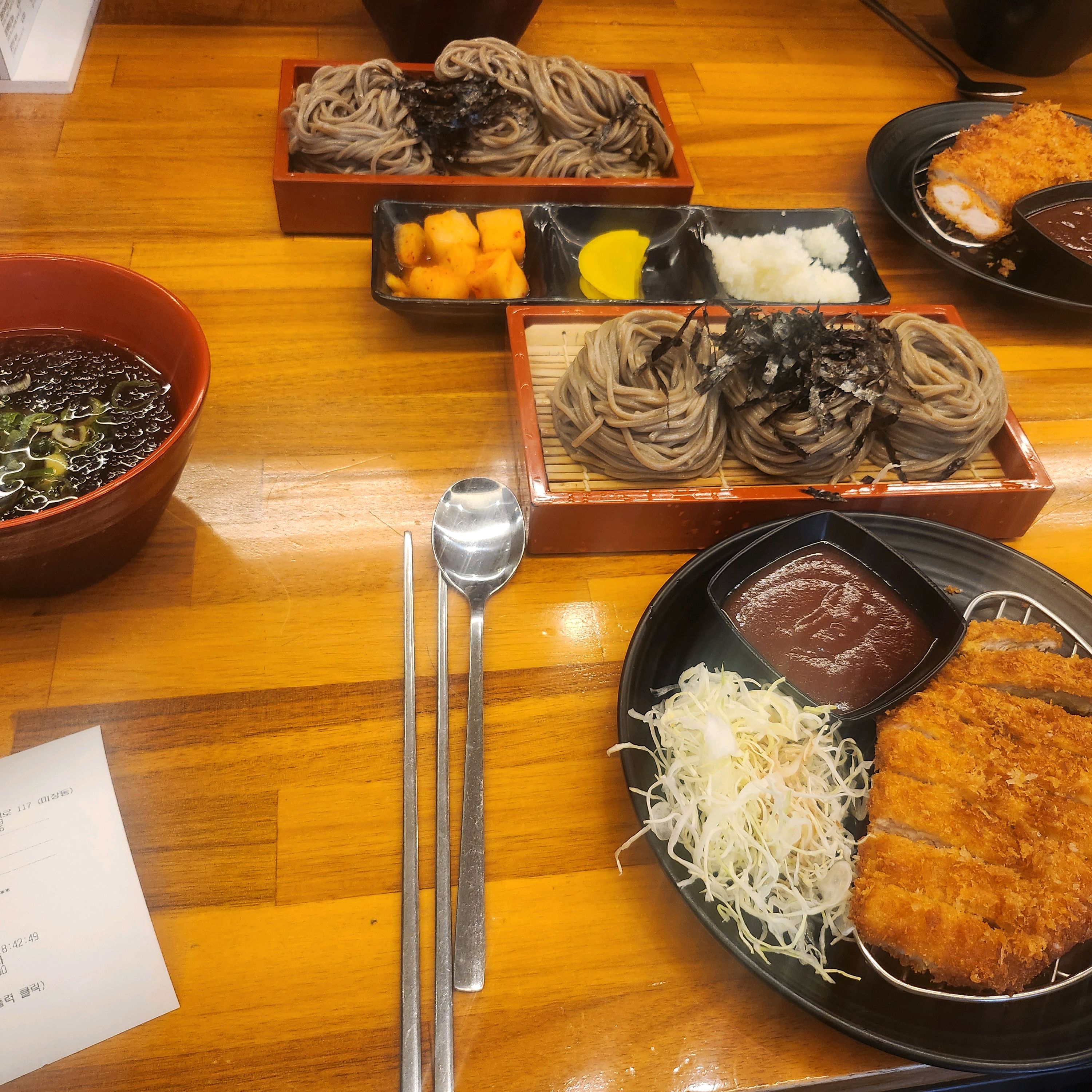 가족모임으로 왔는데 소바도 맛있고 음식도 깔끔하게 나으네요. 다들 만족스러운 식사였습니다.
