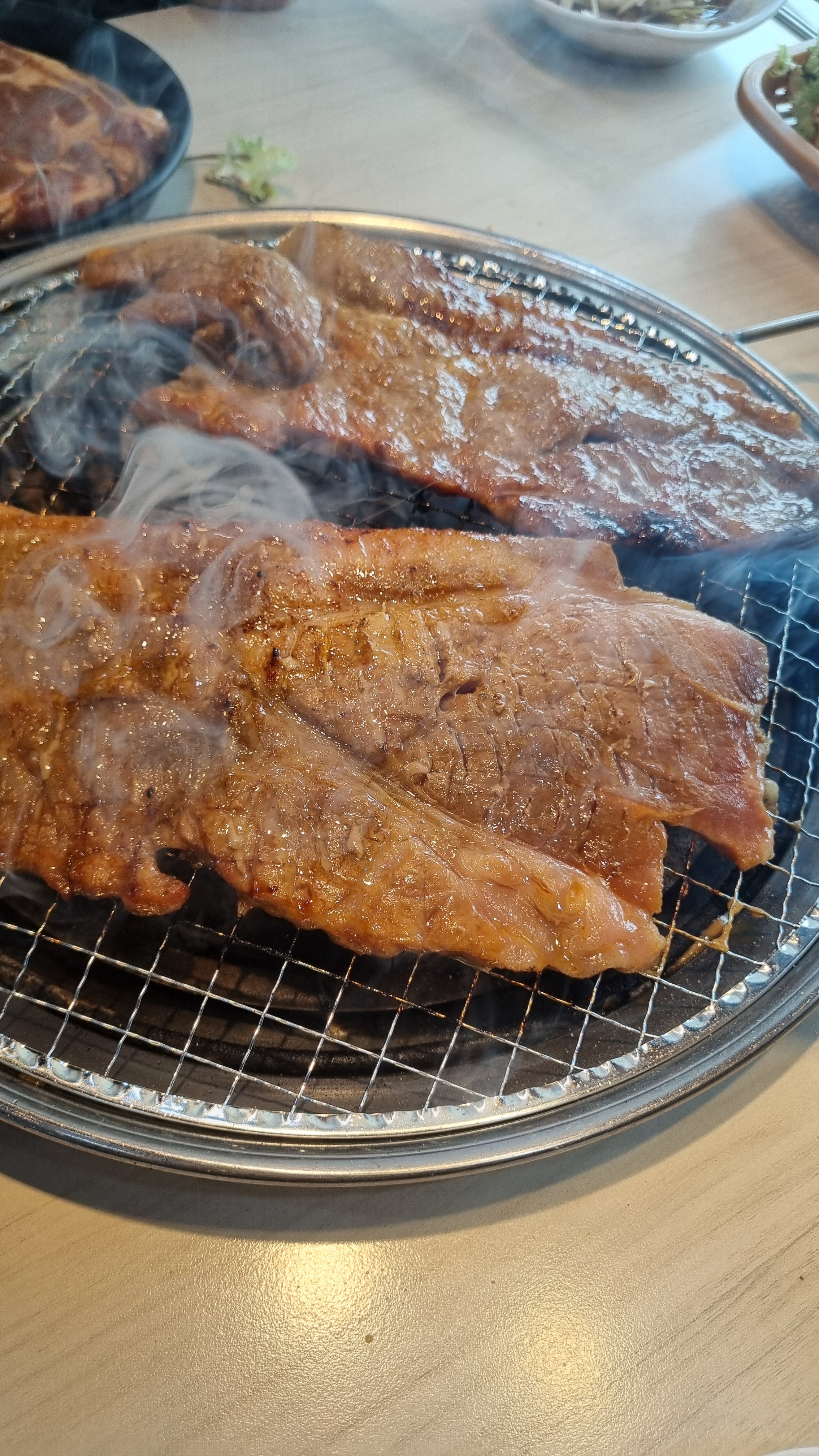 아빠 너무 좋아하셔서 자주 오는데, 늘 밑반찬도 많고 맛있고 고기도 너무 풍족하게 먹을 수