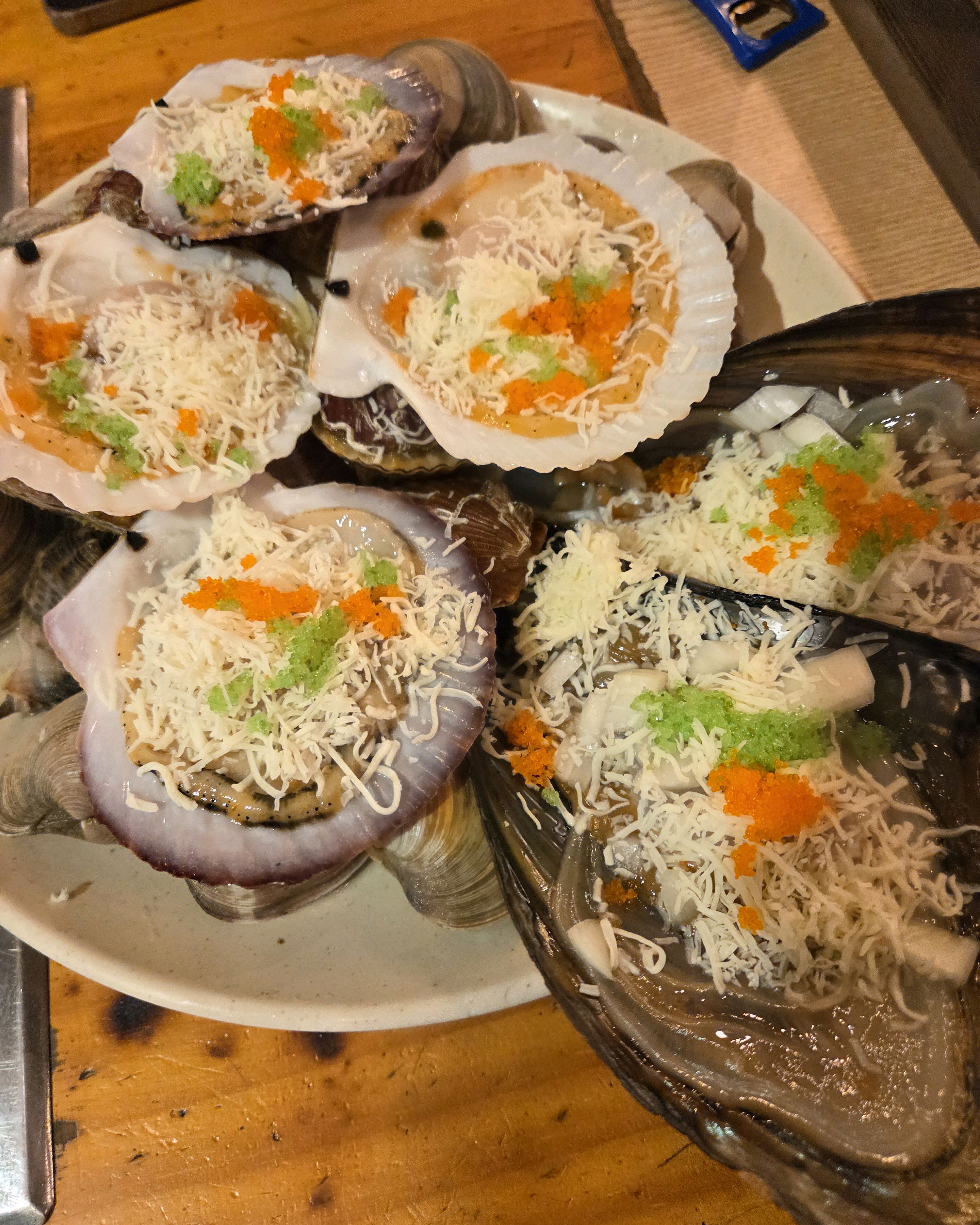양도 많고 조개도 신선해서 맛있어요. 하지만 최고의 음식은 칼국수입니다. 마지막에 칼칼한게