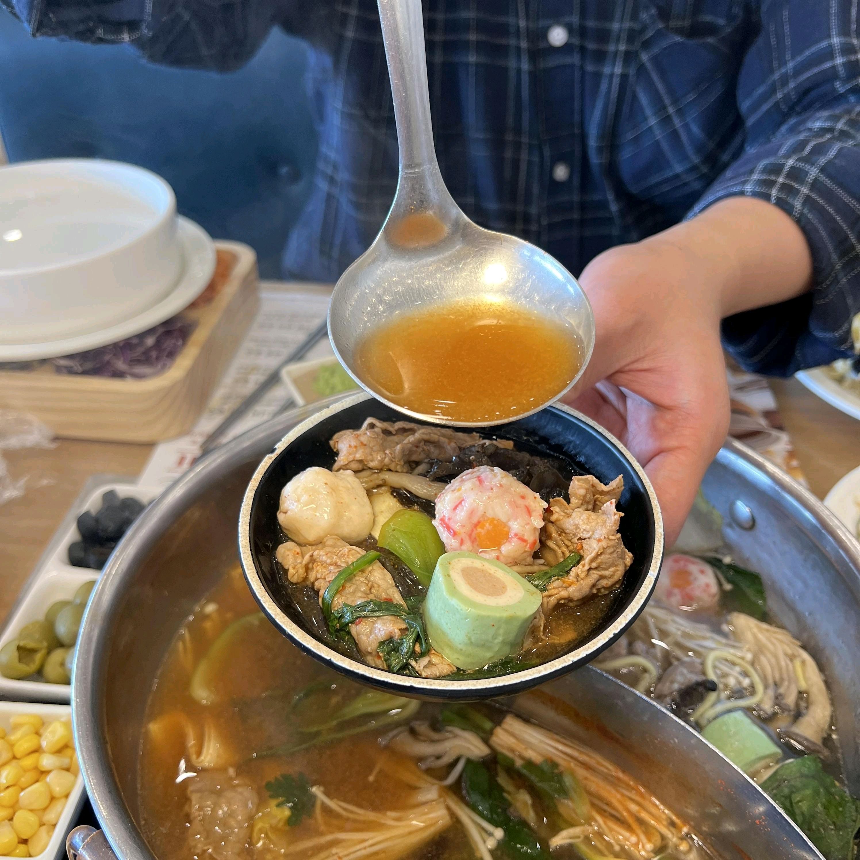 진짜 맛있게 먹었네요 다양한 야채와 라이스페이퍼를 이용해 각자 취향에 맞는 월남쌈을 만들어