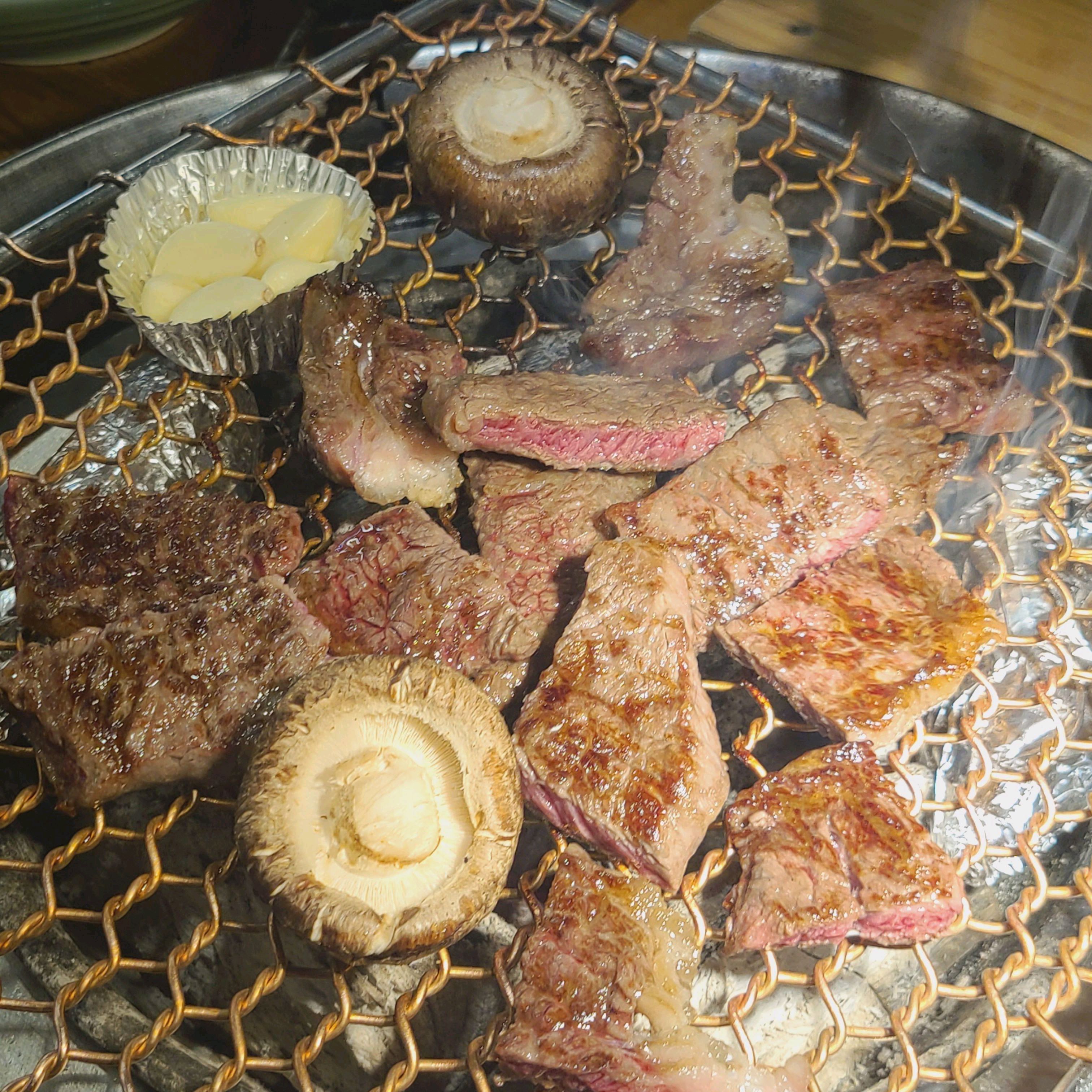 몇년째 단골인데 변함없이 동네를 지켜주는 고기집이라 너무 좋습니다 항상 반갑고 친절하게 대