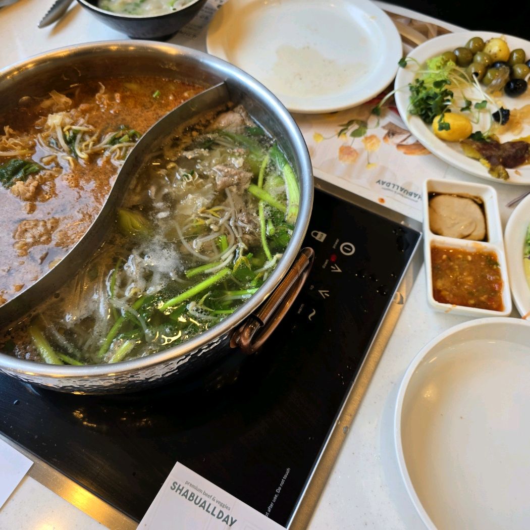 얼큰한 육수랑 맑은 육수 반반으로 선택했는데 조합이 너무 좋아요! - 의정부 민락 맛집 샤브올데이 의정부민락점