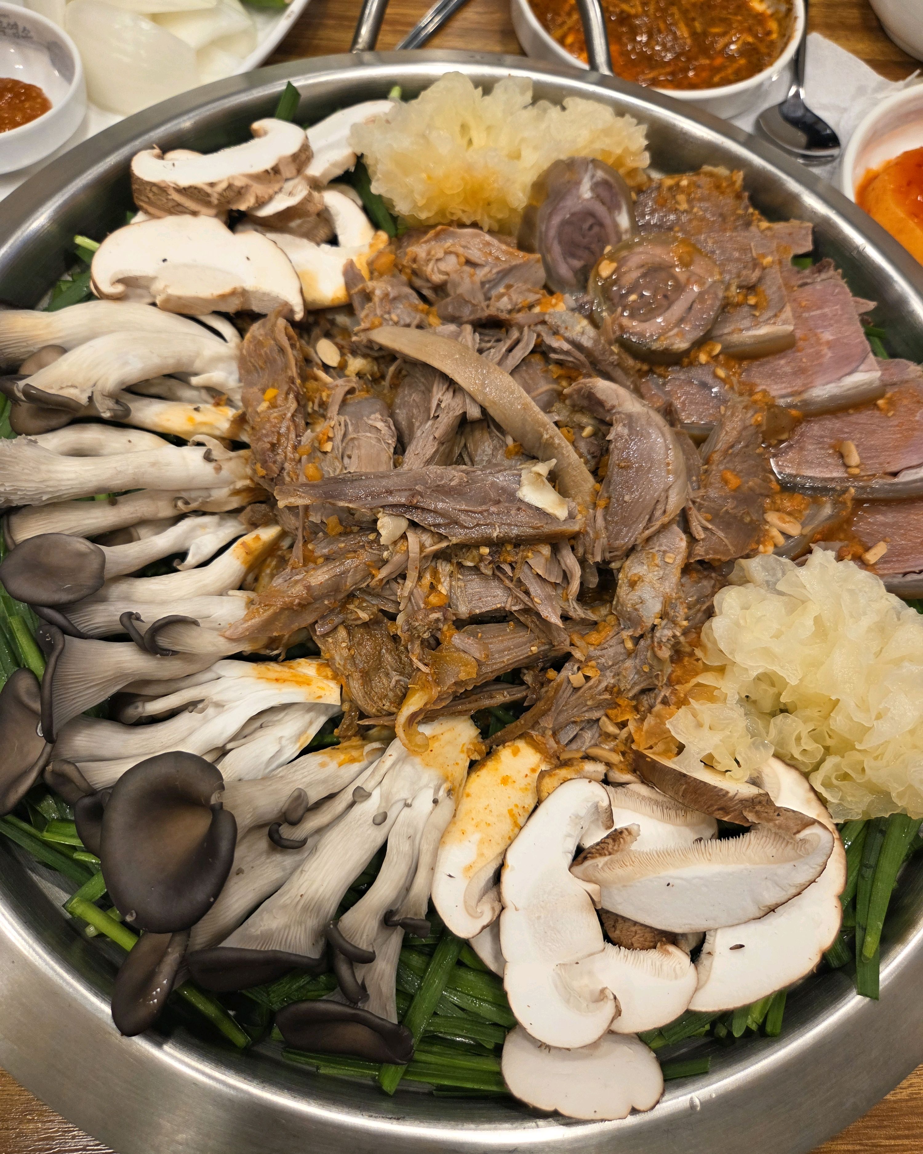 흑엽소 처음 먹으러 갔는데 잡내거 하나도 안나고 맛있었어요. 고기도 안질길고 반찬도 알차서