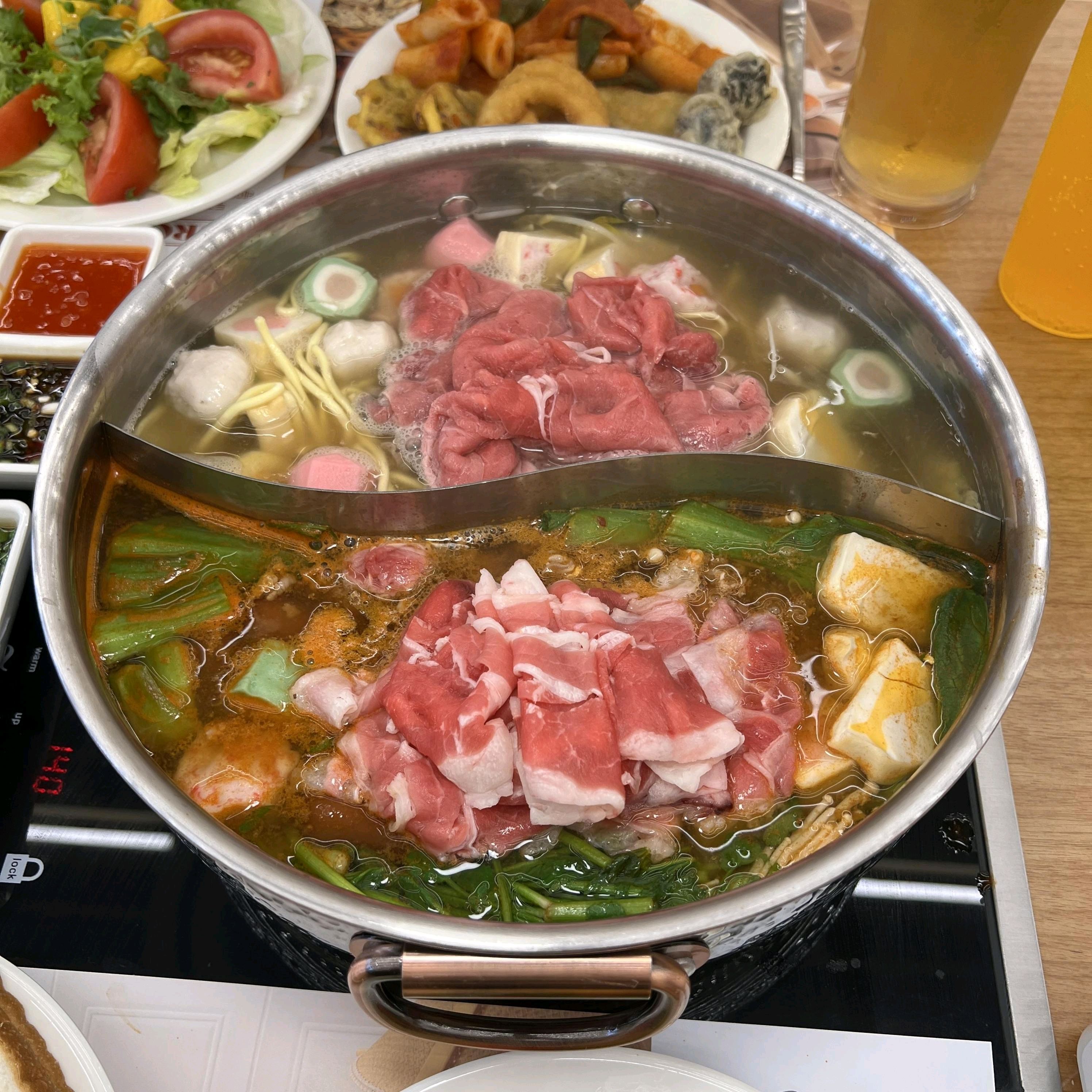 직접 고기 넣어서 끓이는 방식이라 제 스타일대로 먹을 수 있어서 좋았어요~ 샐러드바도 종류